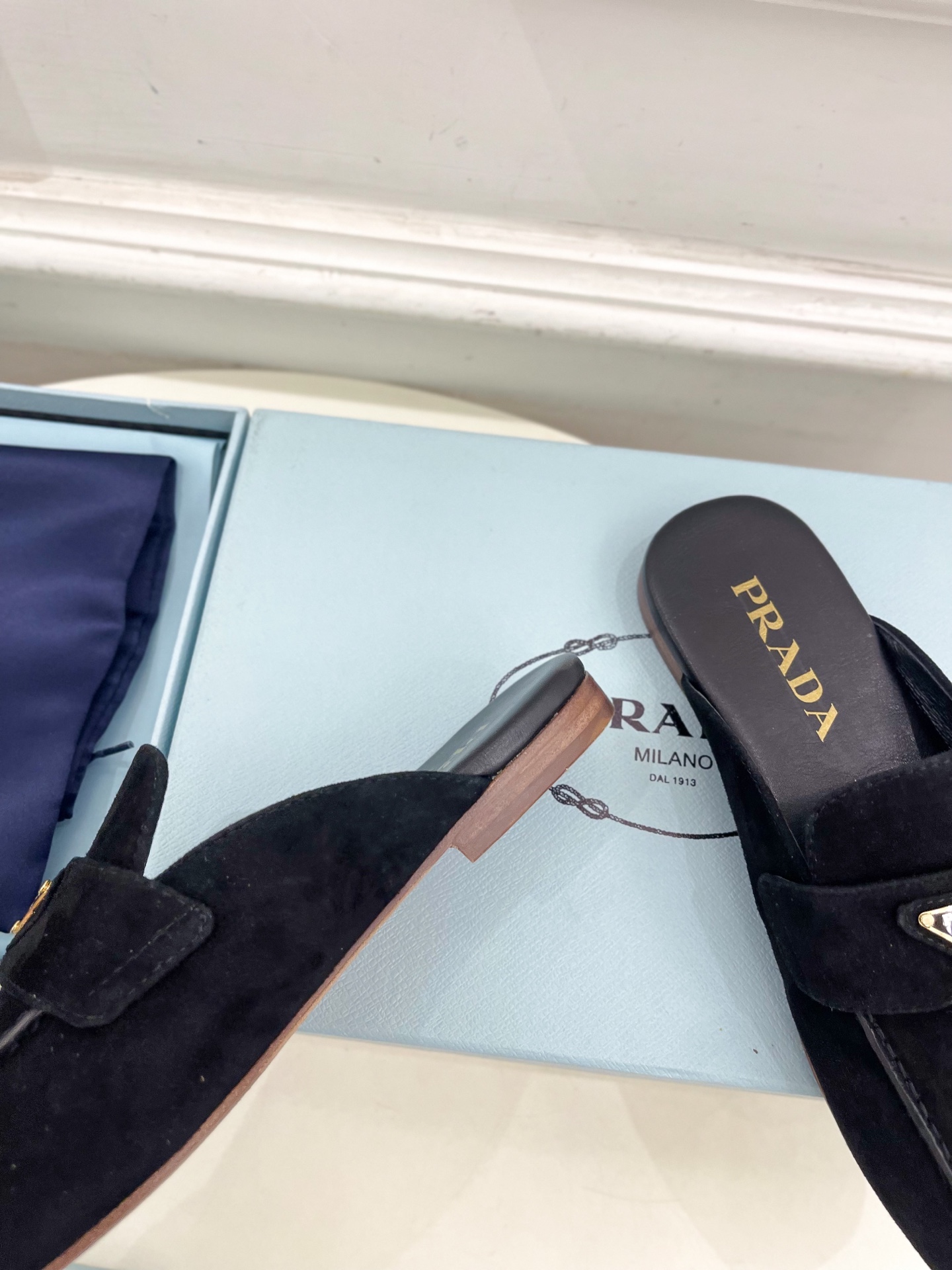 PRADA 普拉达  25𝐬𝐬 

🌈2025春夏新品 专柜走秀款三角金属微标穆勒半拖鞋系列〰

◽鞋面