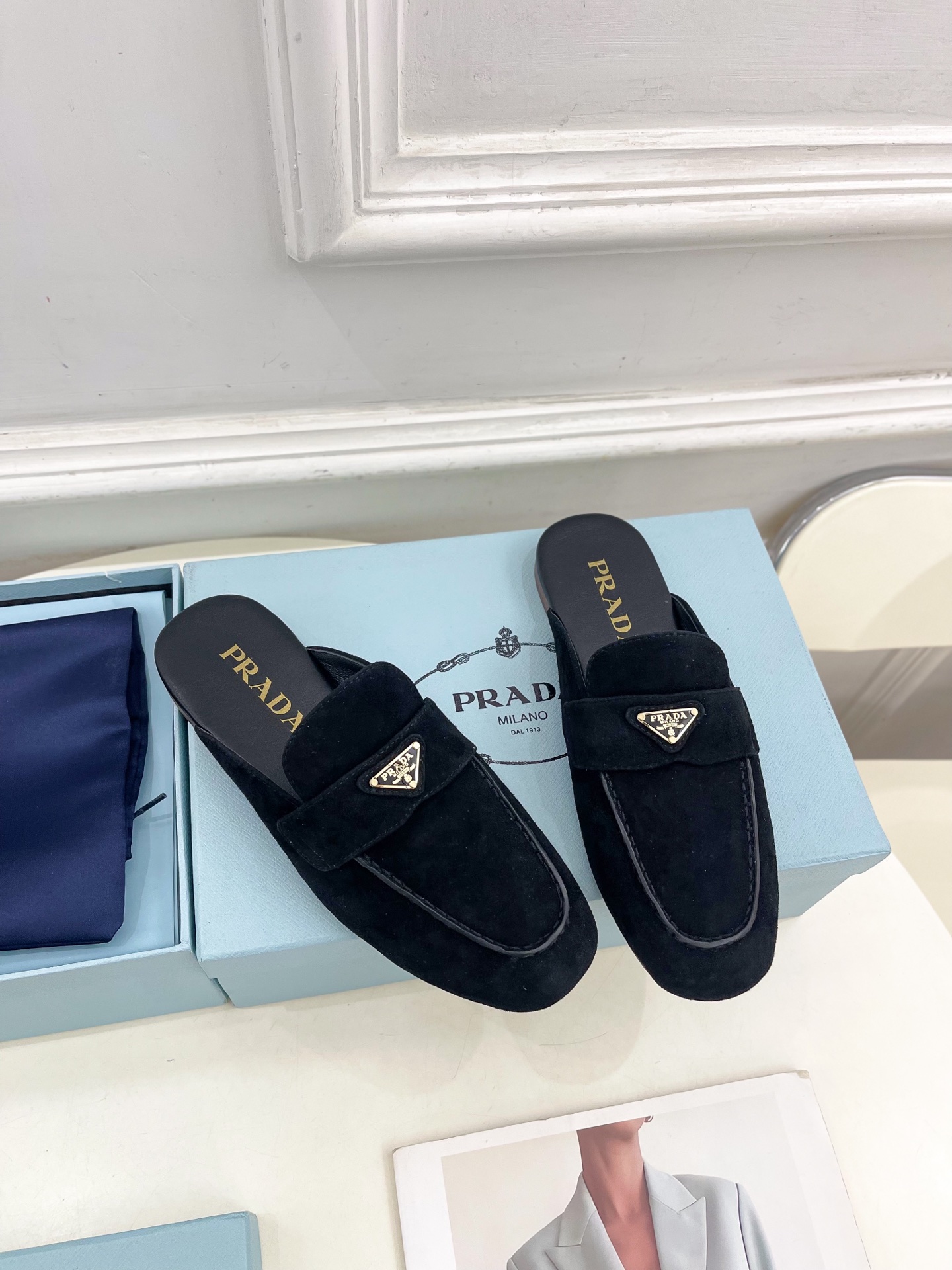 PRADA 普拉达  25𝐬𝐬 

🌈2025春夏新品 专柜走秀款三角金属微标穆勒半拖鞋系列〰

◽鞋面