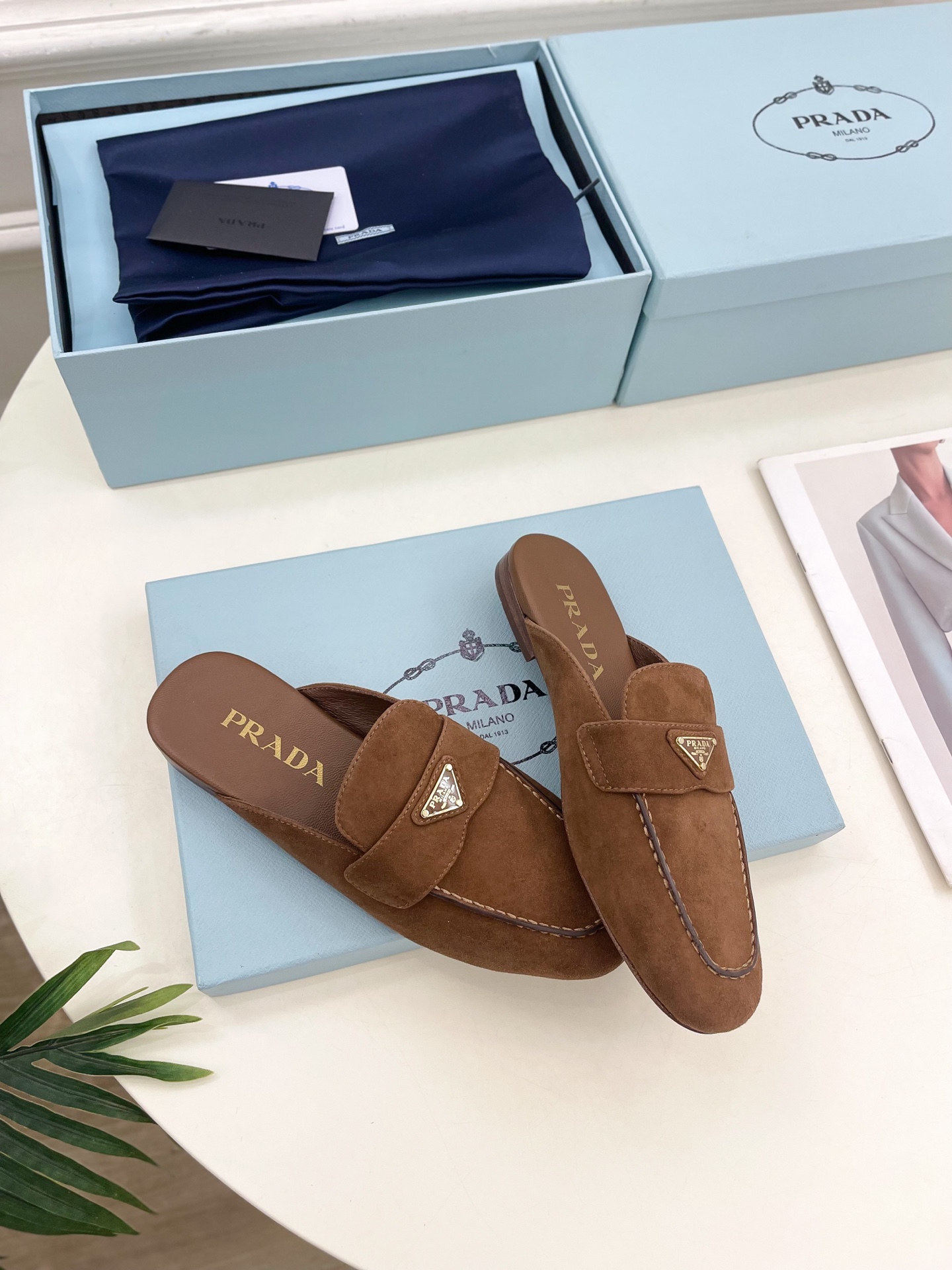 PRADA 普拉达  25𝐬𝐬 

🌈2025春夏新品 专柜走秀款三角金属微标穆勒半拖鞋系列〰

◽鞋面