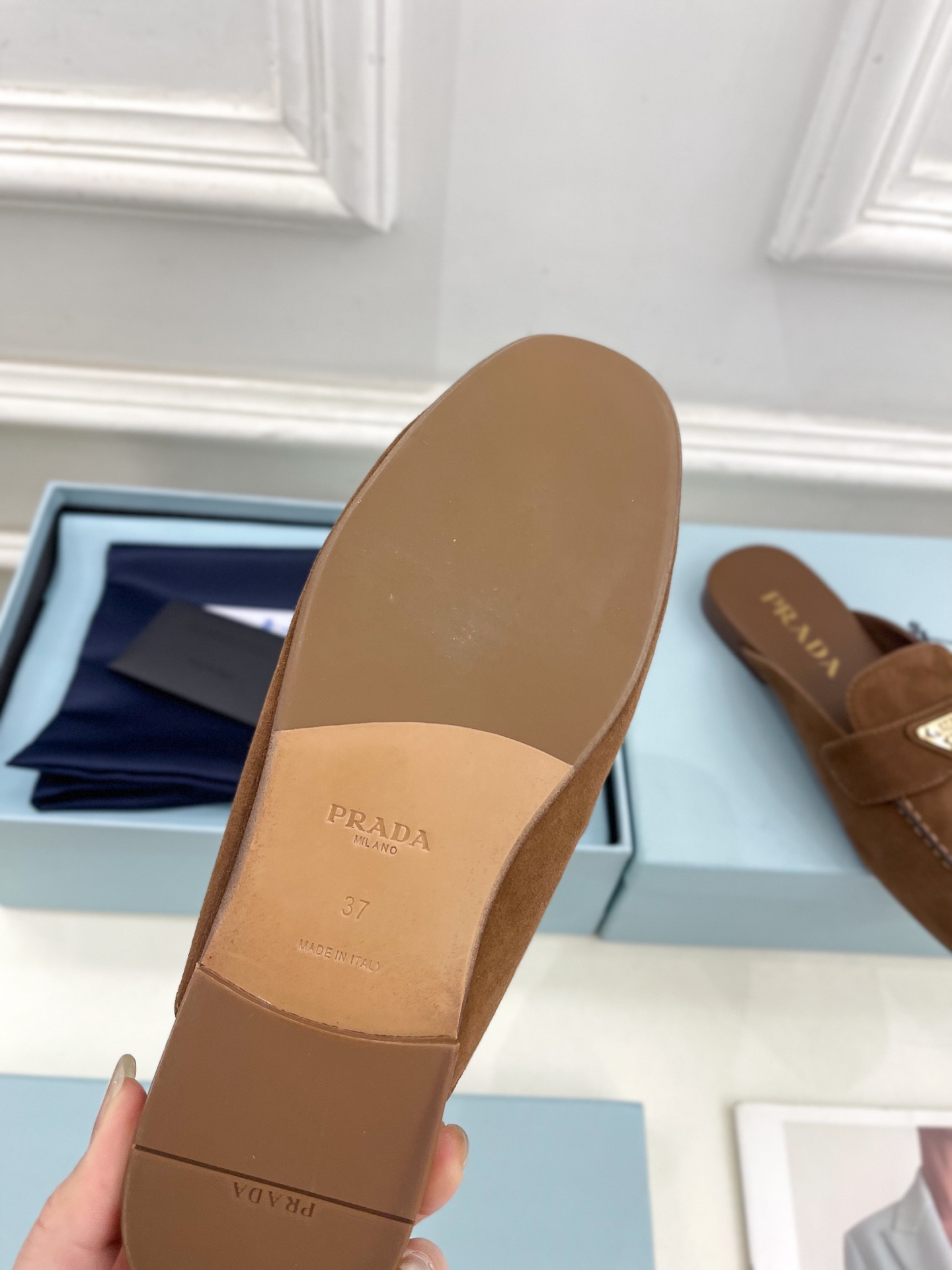PRADA 普拉达  25𝐬𝐬 

🌈2025春夏新品 专柜走秀款三角金属微标穆勒半拖鞋系列〰

◽鞋面