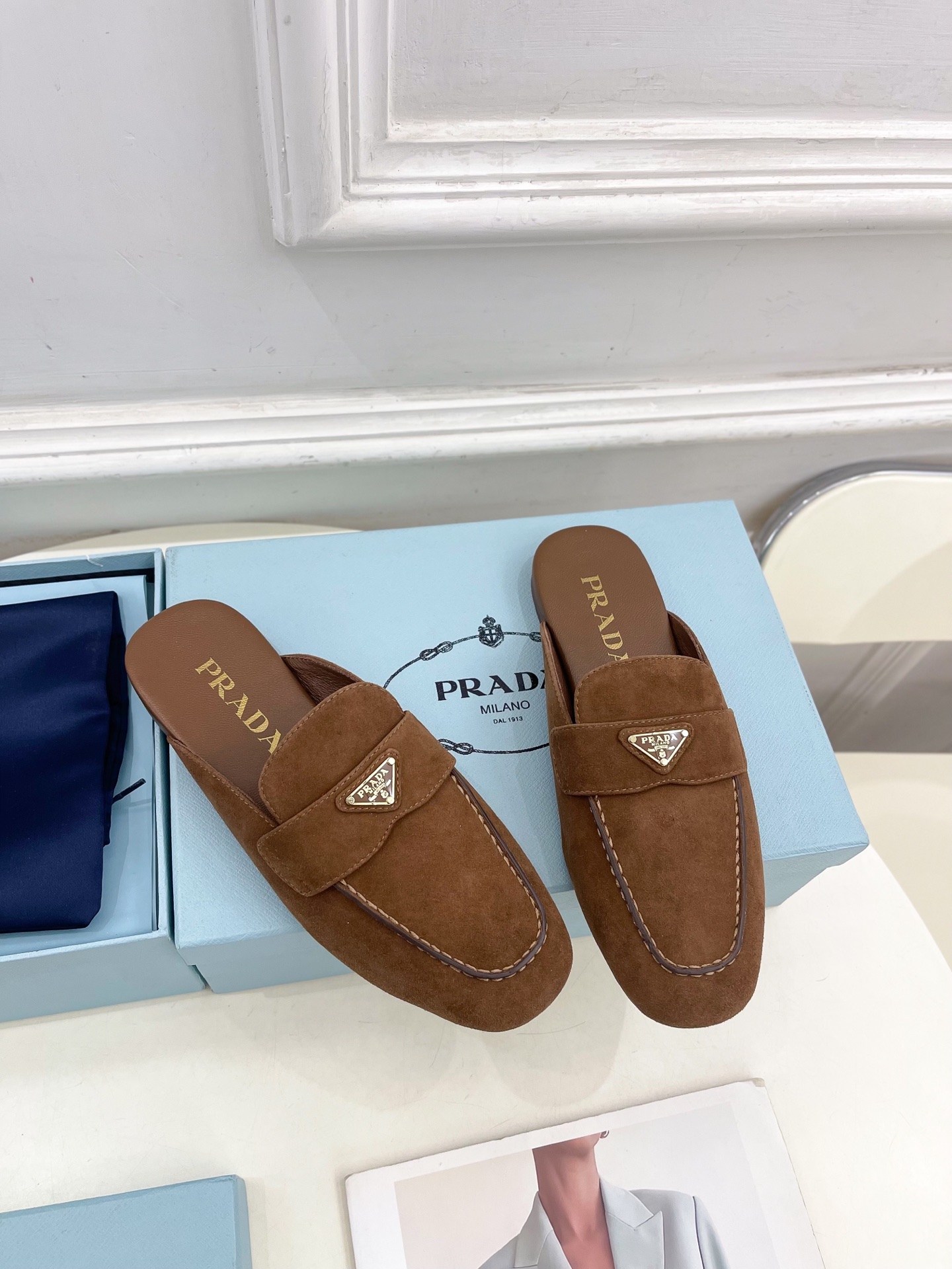 PRADA 普拉达  25𝐬𝐬 

🌈2025春夏新品 专柜走秀款三角金属微标穆勒半拖鞋系列〰

◽鞋面