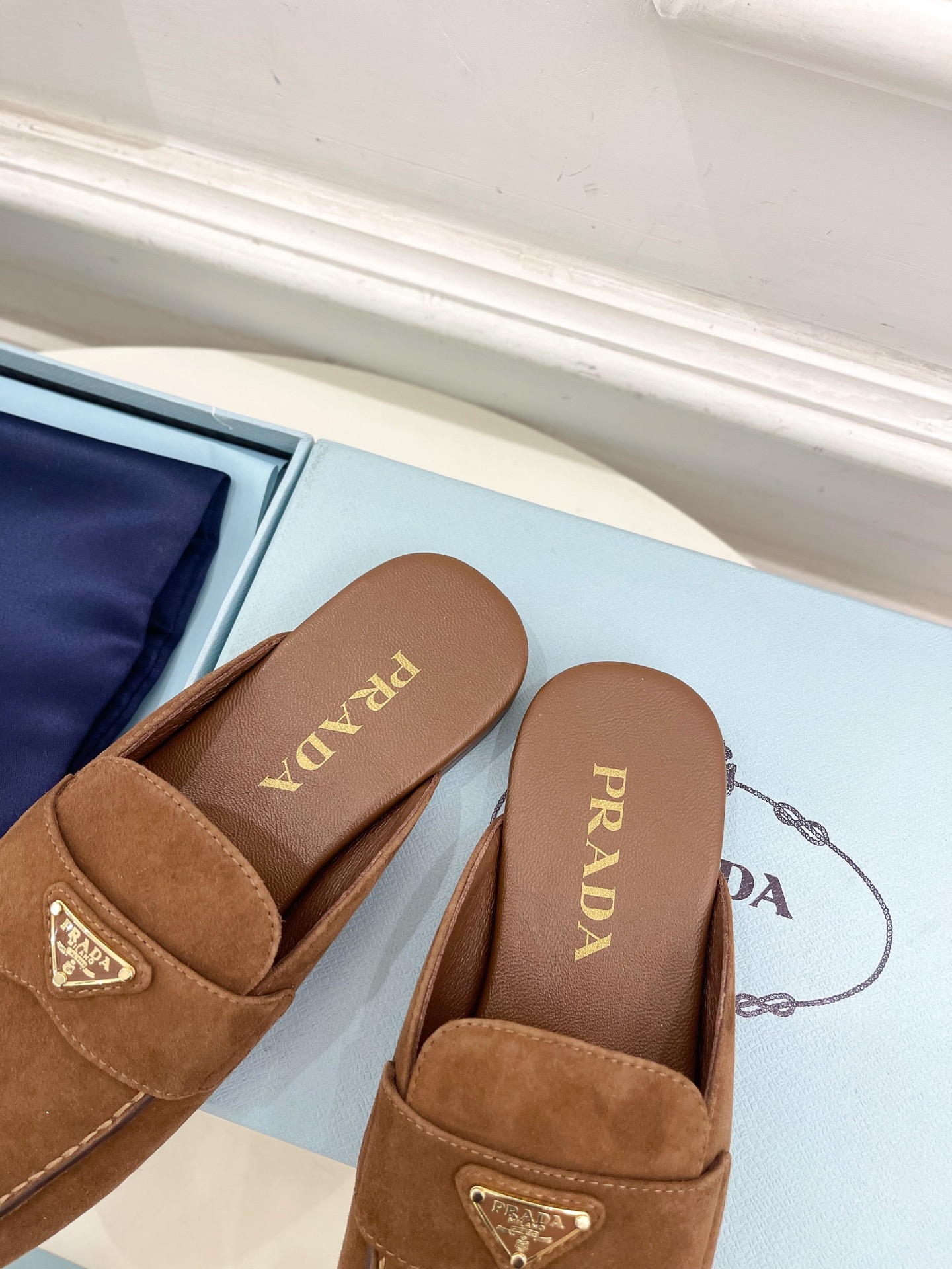 PRADA 普拉达  25𝐬𝐬 

🌈2025春夏新品 专柜走秀款三角金属微标穆勒半拖鞋系列〰

◽鞋面