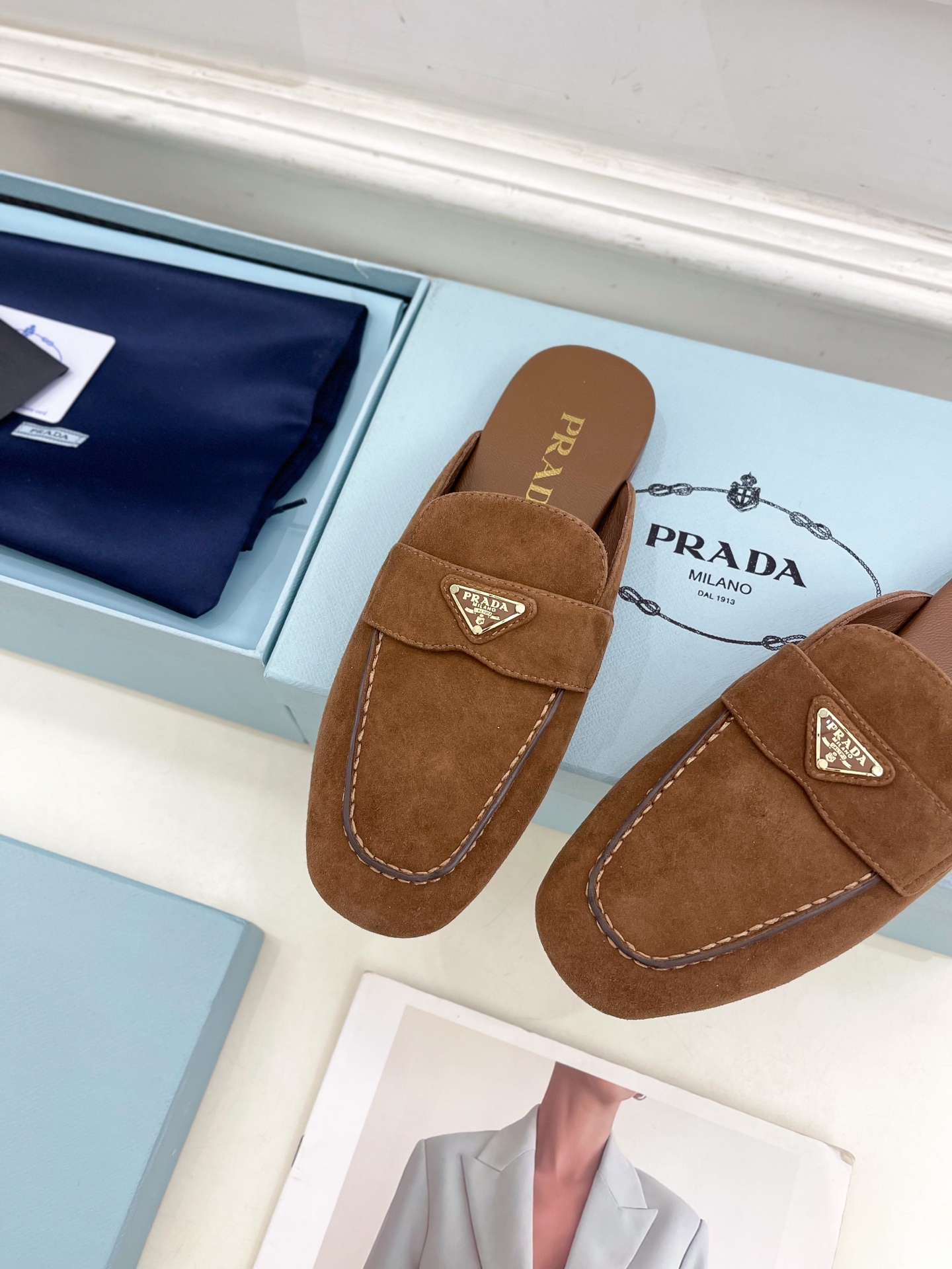 PRADA 普拉达  25𝐬𝐬 

🌈2025春夏新品 专柜走秀款三角金属微标穆勒半拖鞋系列〰

◽鞋面
