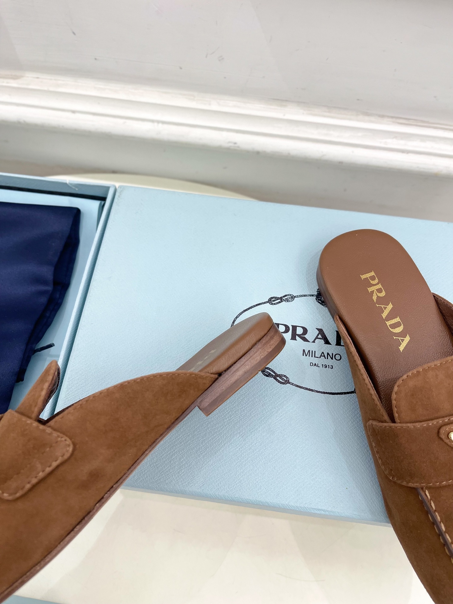 PRADA 普拉达  25𝐬𝐬 

🌈2025春夏新品 专柜走秀款三角金属微标穆勒半拖鞋系列〰

◽鞋面