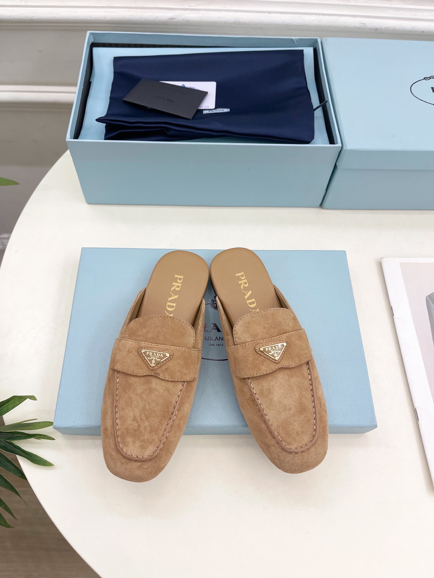 PRADA 普拉达  25𝐬𝐬 

🌈2025春夏新品 专柜走秀款三角金属微标穆勒半拖鞋系列〰

◽鞋面