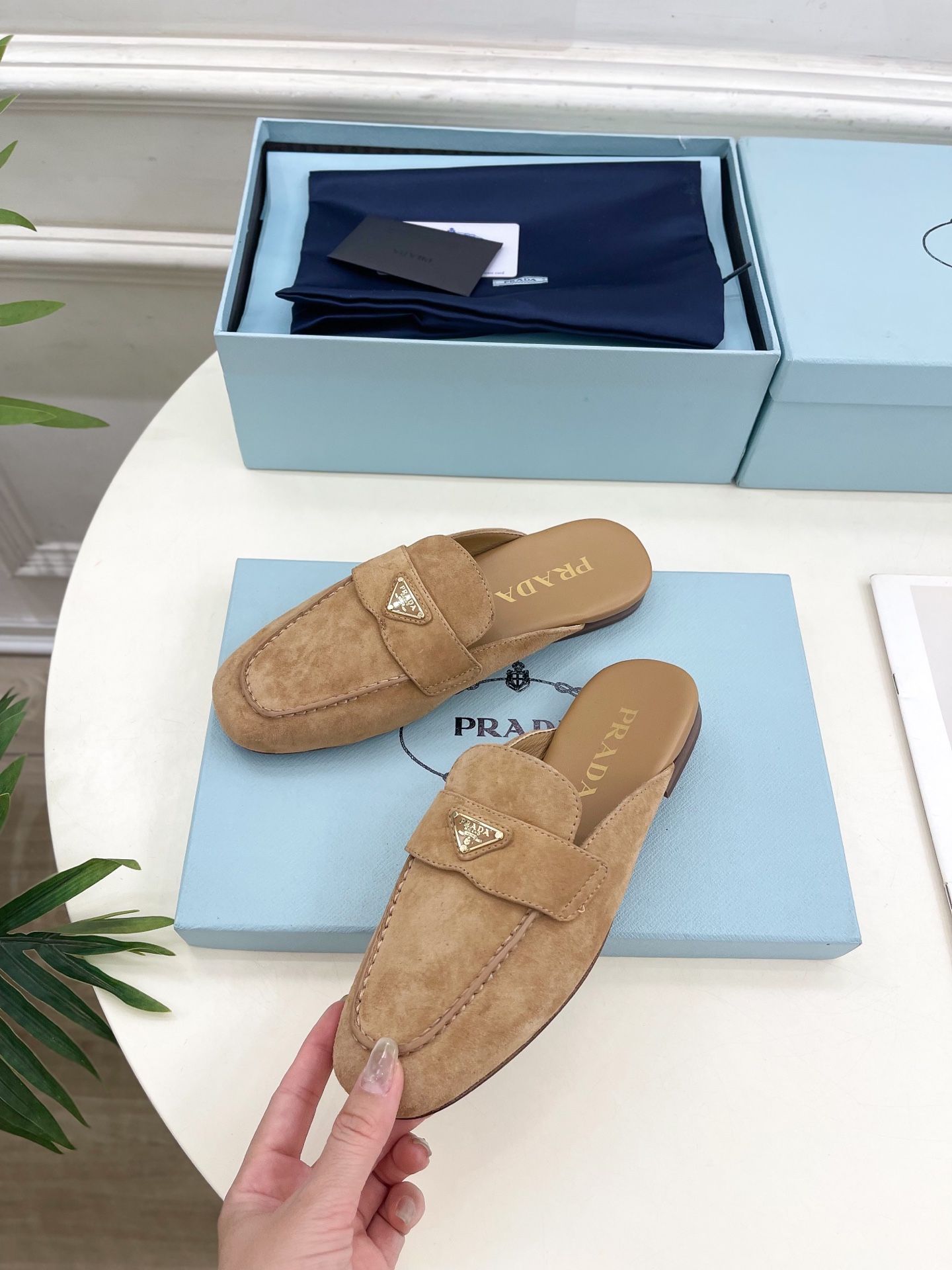 PRADA 普拉达  25𝐬𝐬 

🌈2025春夏新品 专柜走秀款三角金属微标穆勒半拖鞋系列〰

◽鞋面