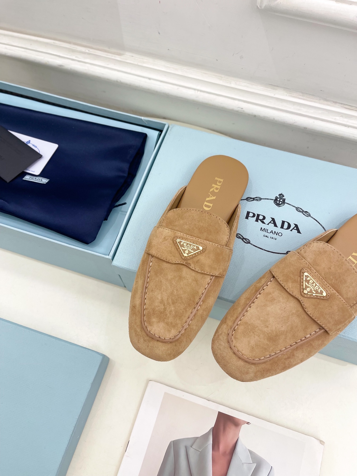 PRADA 普拉达  25𝐬𝐬 

🌈2025春夏新品 专柜走秀款三角金属微标穆勒半拖鞋系列〰

◽鞋面