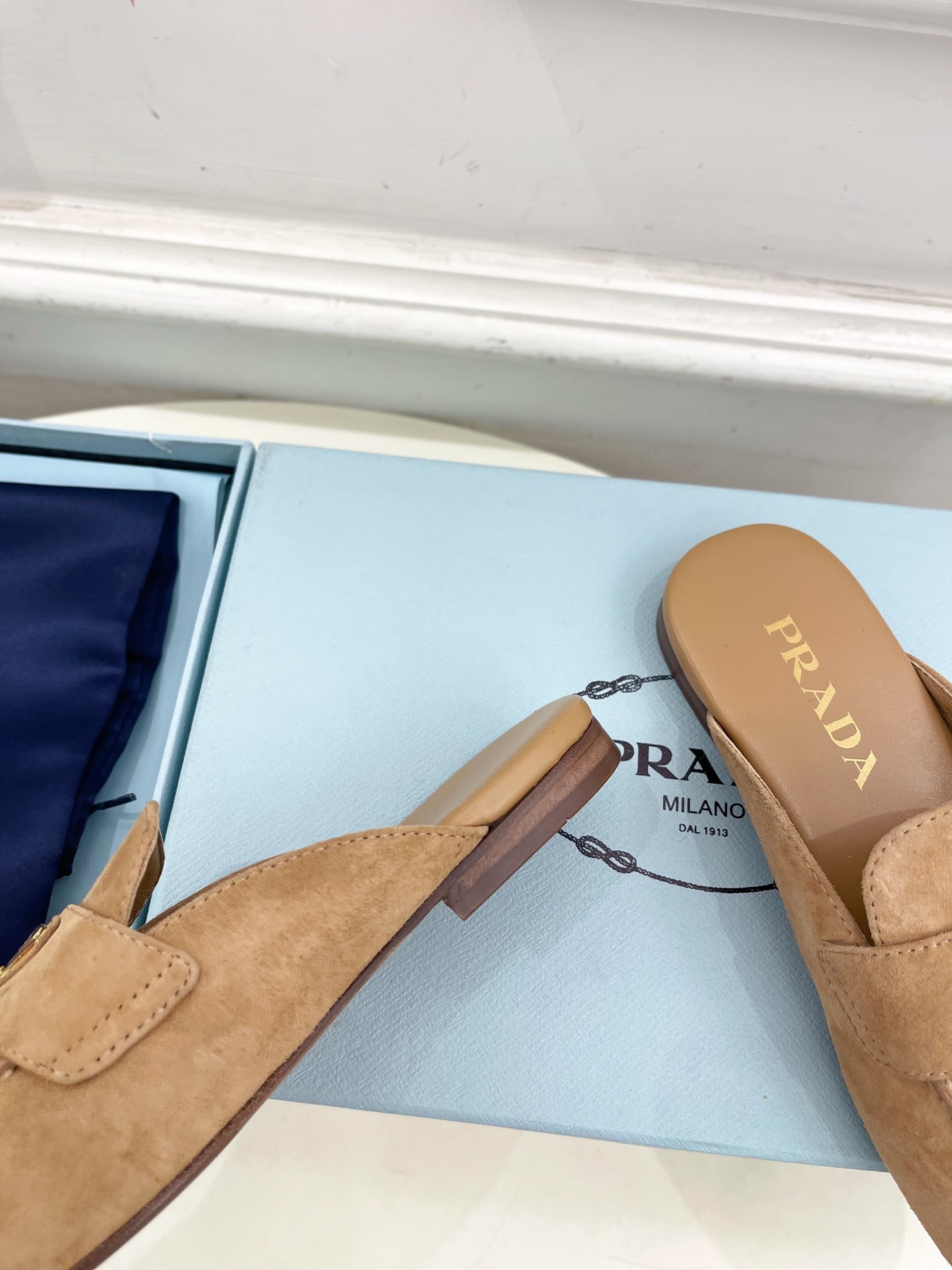 PRADA 普拉达  25𝐬𝐬 

🌈2025春夏新品 专柜走秀款三角金属微标穆勒半拖鞋系列〰

◽鞋面