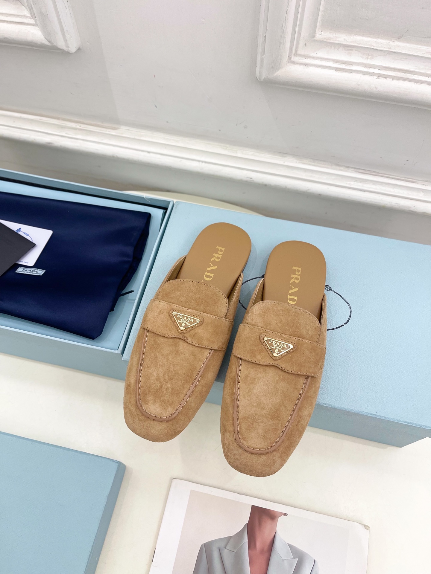 PRADA 普拉达  25𝐬𝐬 

🌈2025春夏新品 专柜走秀款三角金属微标穆勒半拖鞋系列〰

◽鞋面