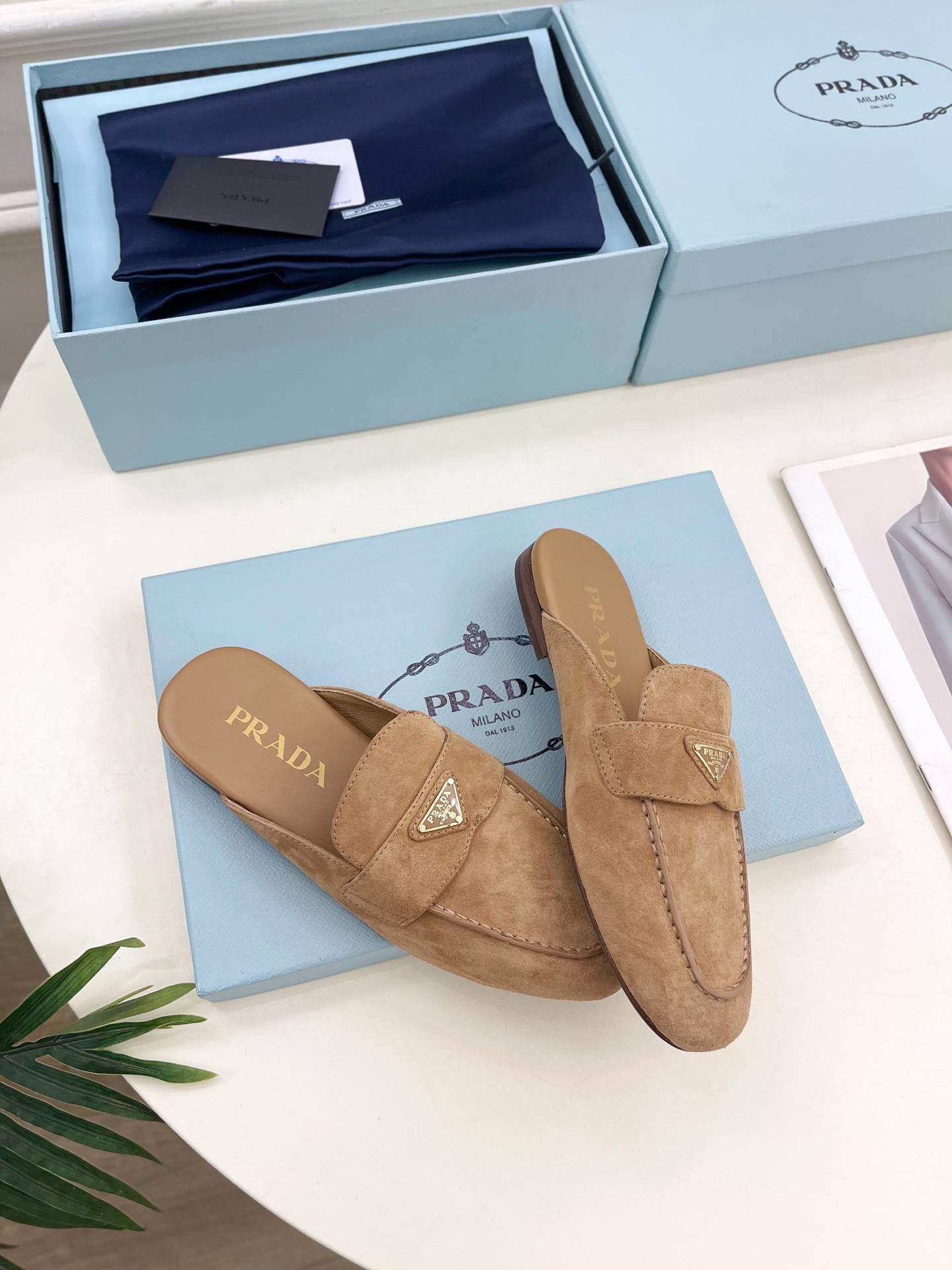 PRADA 普拉达  25𝐬𝐬 

🌈2025春夏新品 专柜走秀款三角金属微标穆勒半拖鞋系列〰

◽鞋面