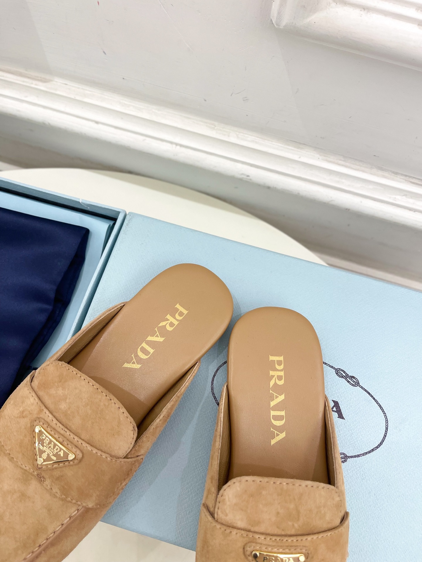 PRADA 普拉达  25𝐬𝐬 

🌈2025春夏新品 专柜走秀款三角金属微标穆勒半拖鞋系列〰

◽鞋面