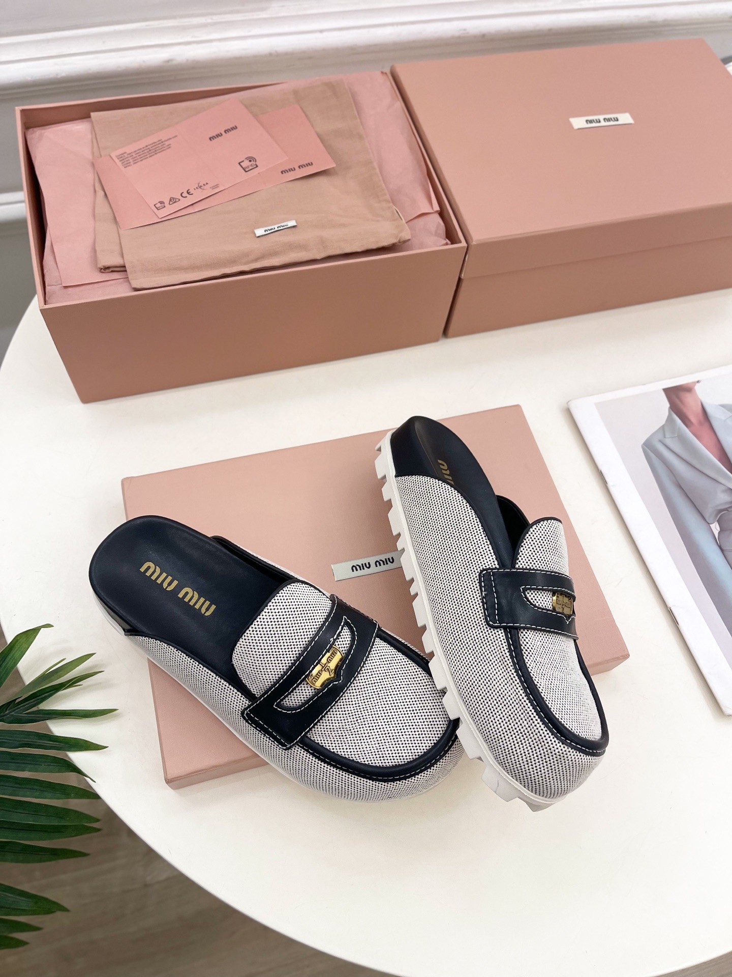 Miu Miu | 缪缪  25𝐬𝐬

🖤2025春夏新品   专柜主打最新走秀款 娃娃头金币穆勒半拖鞋