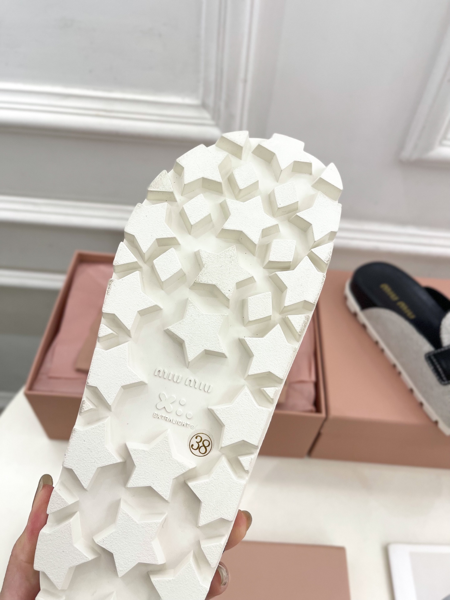 Miu Miu | 缪缪  25𝐬𝐬

🖤2025春夏新品   专柜主打最新走秀款 娃娃头金币穆勒半拖鞋