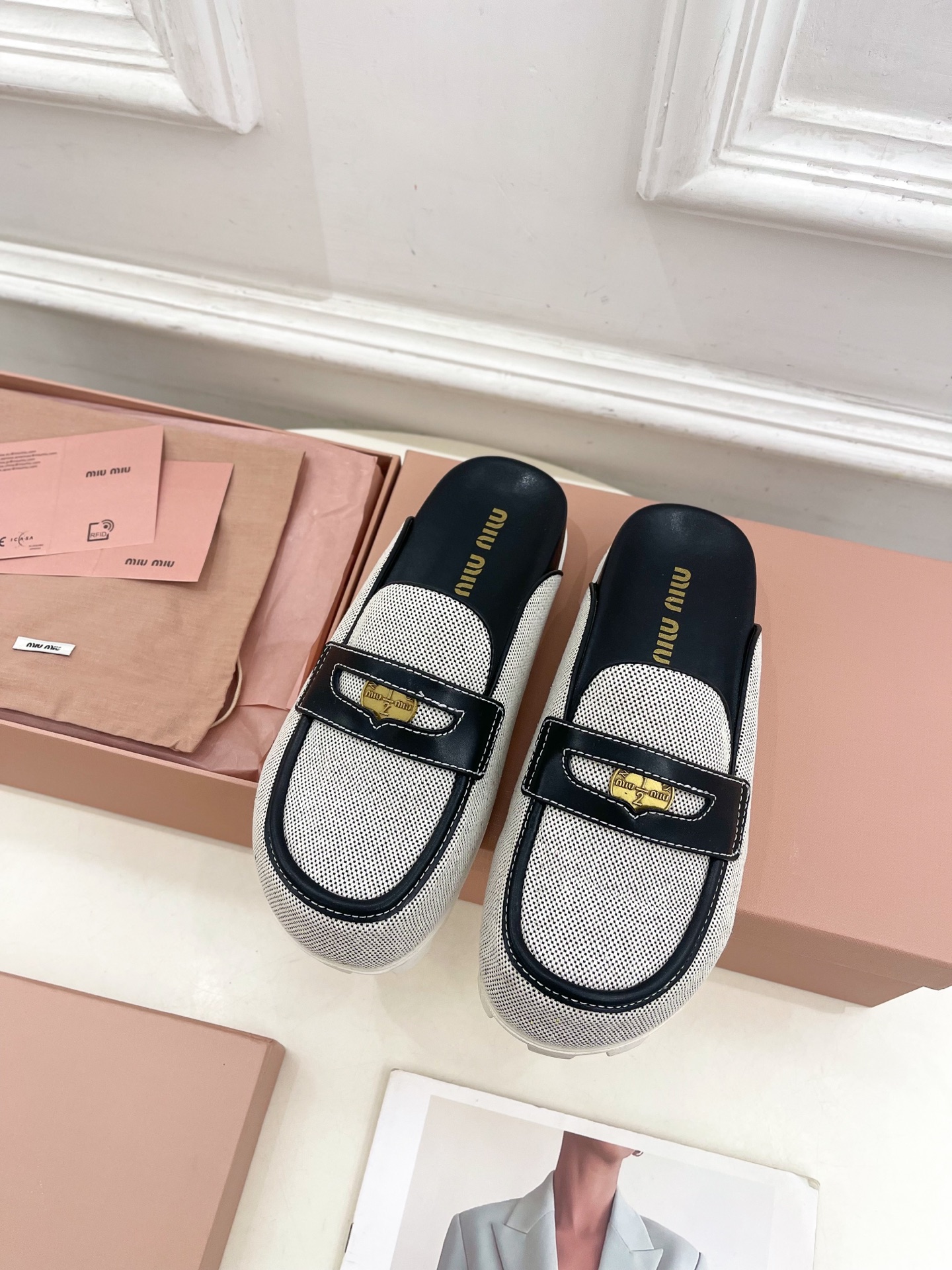 Miu Miu | 缪缪  25𝐬𝐬

🖤2025春夏新品   专柜主打最新走秀款 娃娃头金币穆勒半拖鞋