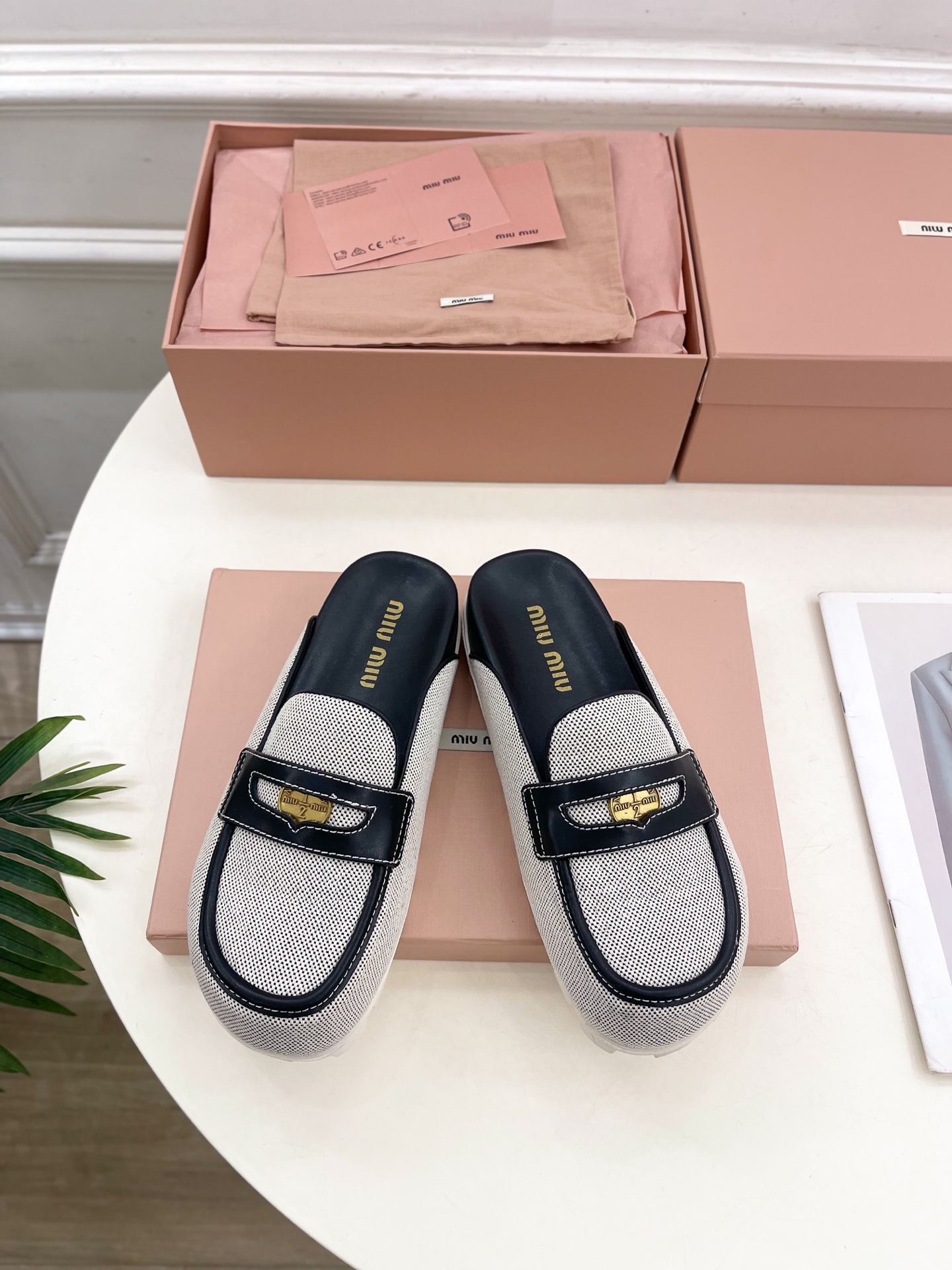 Miu Miu | 缪缪  25𝐬𝐬

🖤2025春夏新品   专柜主打最新走秀款 娃娃头金币穆勒半拖鞋