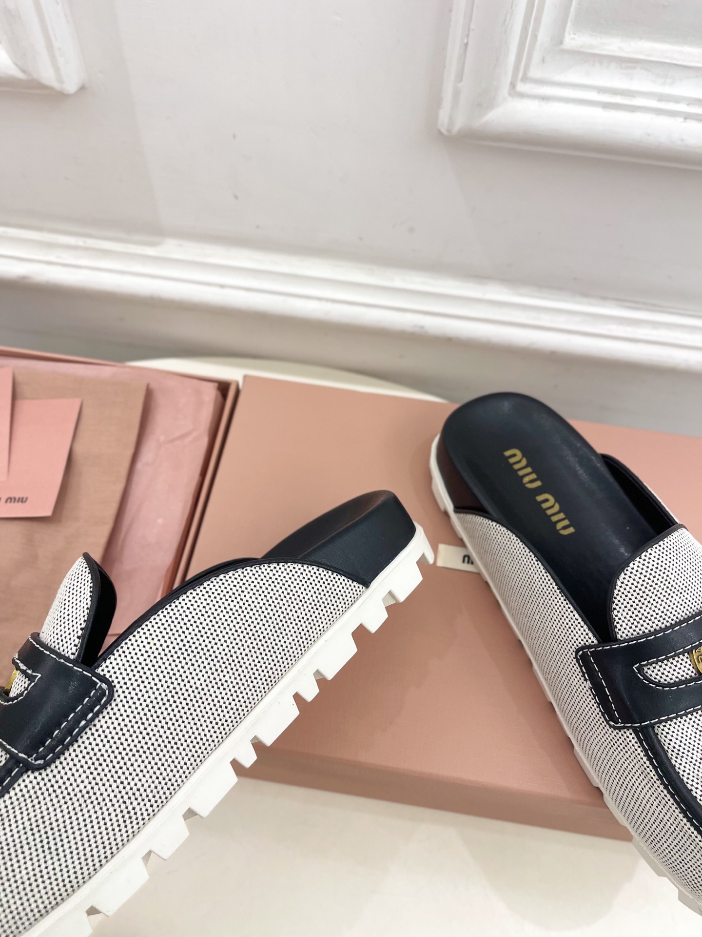 Miu Miu | 缪缪  25𝐬𝐬

🖤2025春夏新品   专柜主打最新走秀款 娃娃头金币穆勒半拖鞋