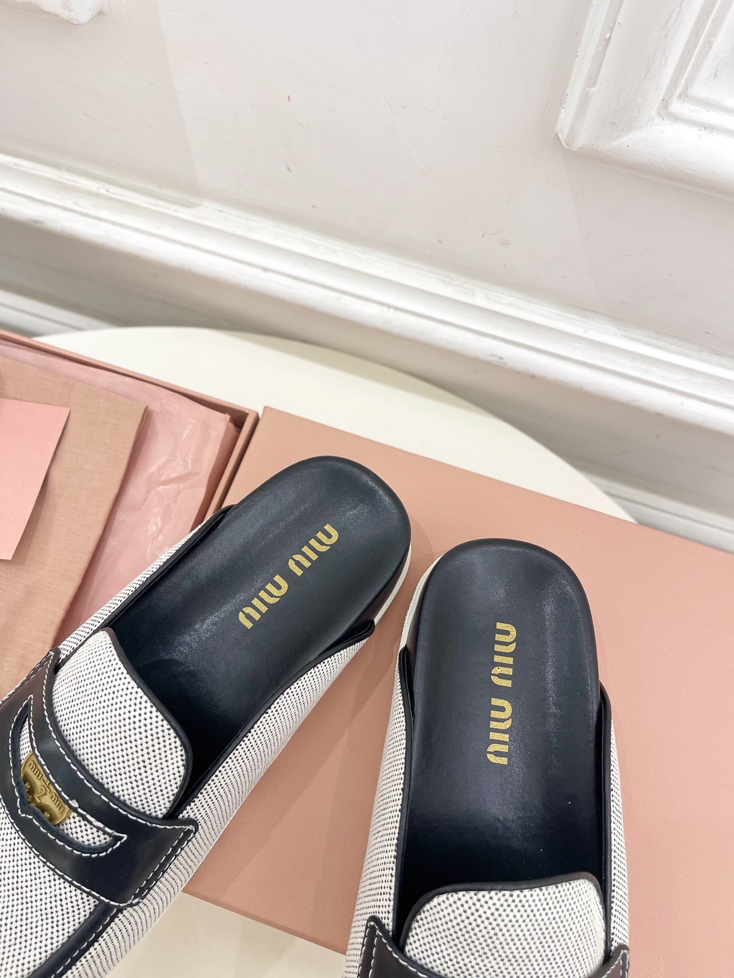 Miu Miu | 缪缪  25𝐬𝐬

🖤2025春夏新品   专柜主打最新走秀款 娃娃头金币穆勒半拖鞋