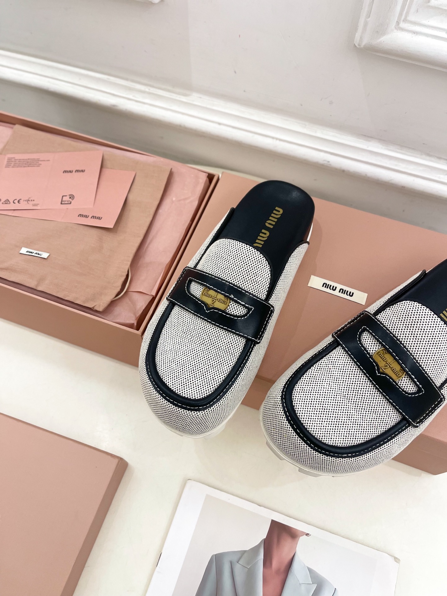 Miu Miu | 缪缪  25𝐬𝐬

🖤2025春夏新品   专柜主打最新走秀款 娃娃头金币穆勒半拖鞋