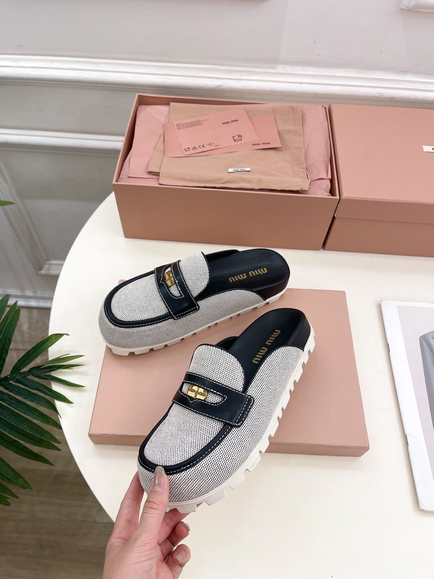 Miu Miu | 缪缪  25𝐬𝐬

🖤2025春夏新品   专柜主打最新走秀款 娃娃头金币穆勒半拖鞋