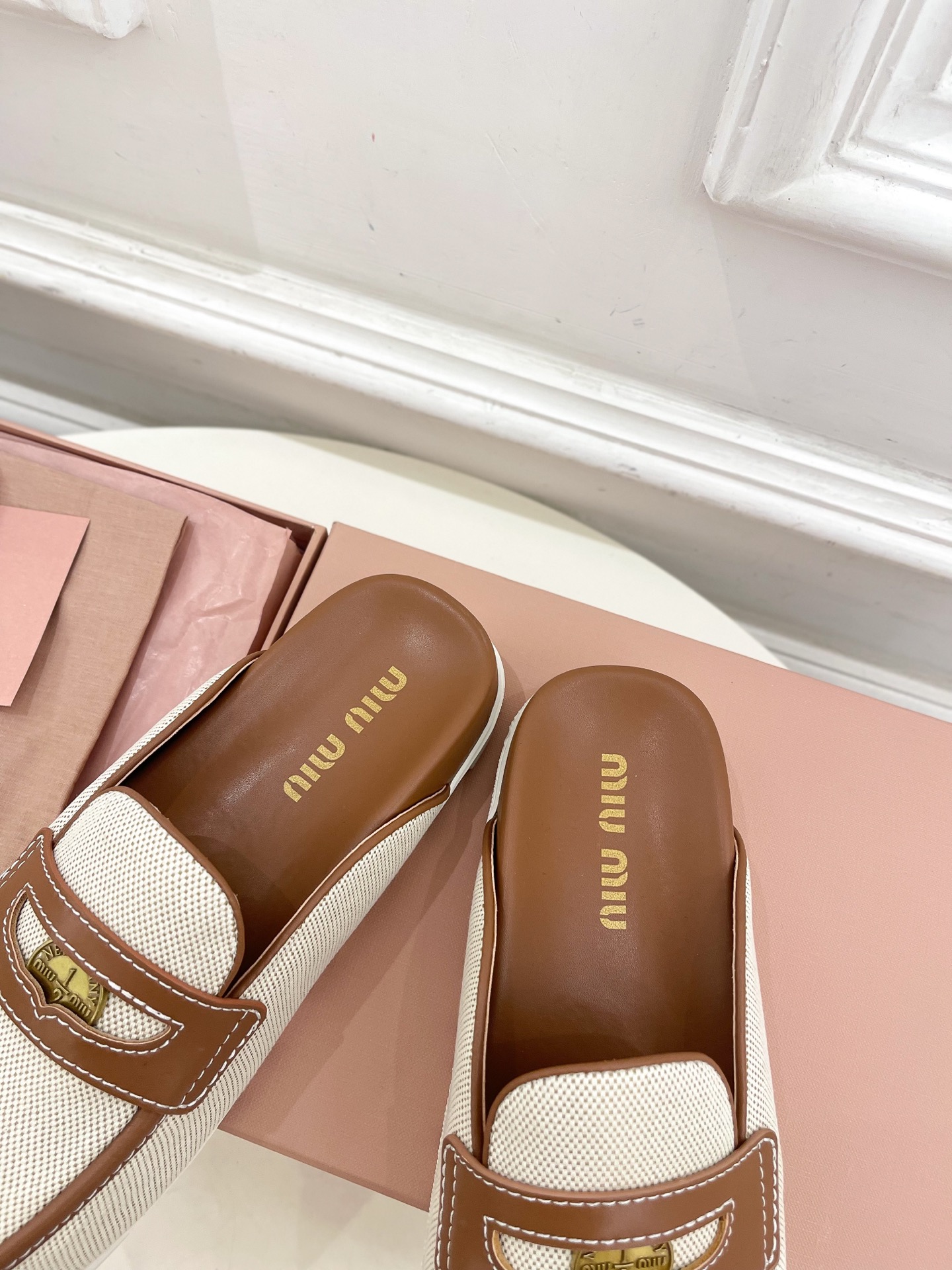 Miu Miu | 缪缪  25𝐬𝐬

🖤2025春夏新品   专柜主打最新走秀款 娃娃头金币穆勒半拖鞋
