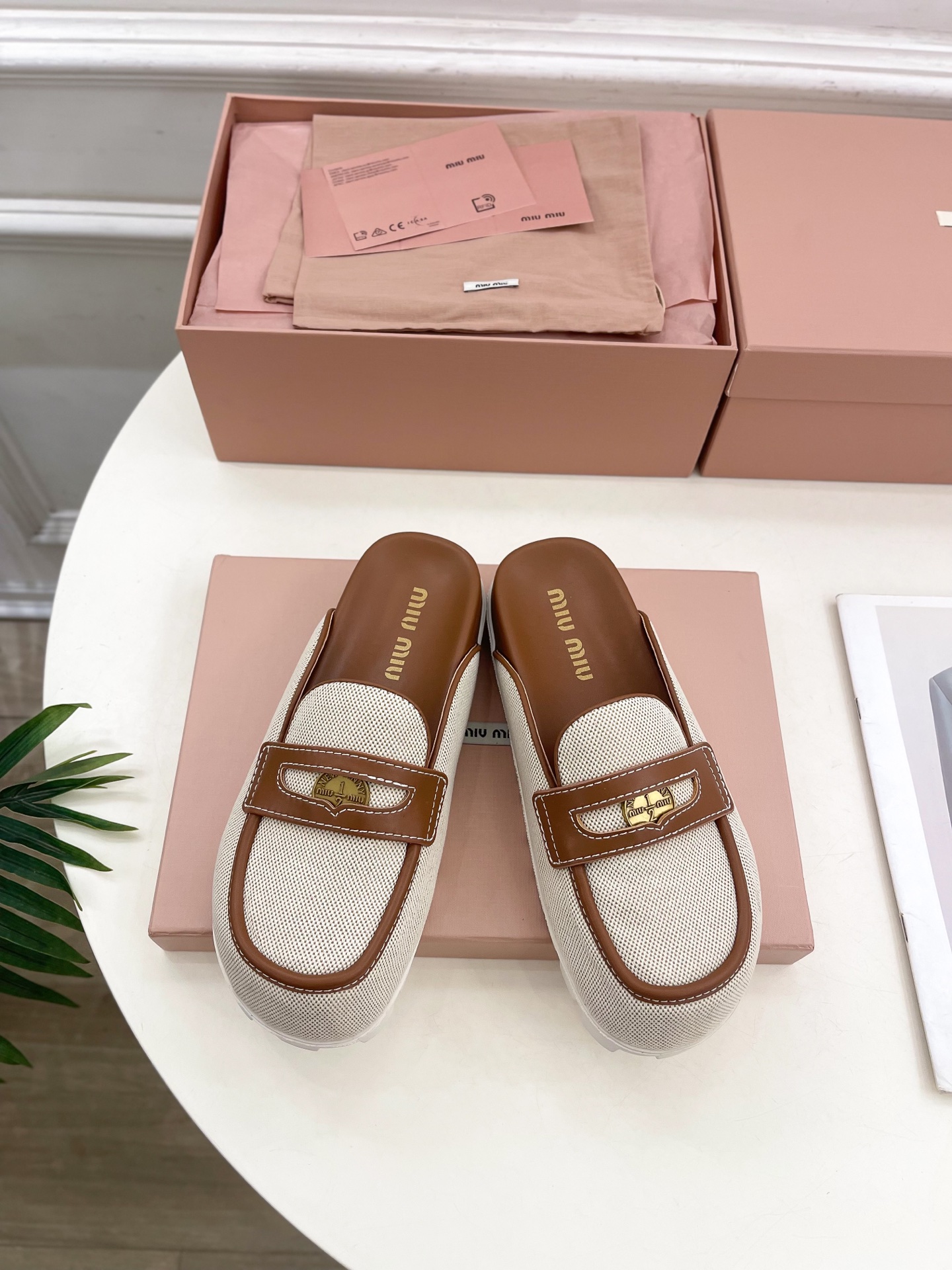 Miu Miu | 缪缪  25𝐬𝐬

🖤2025春夏新品   专柜主打最新走秀款 娃娃头金币穆勒半拖鞋