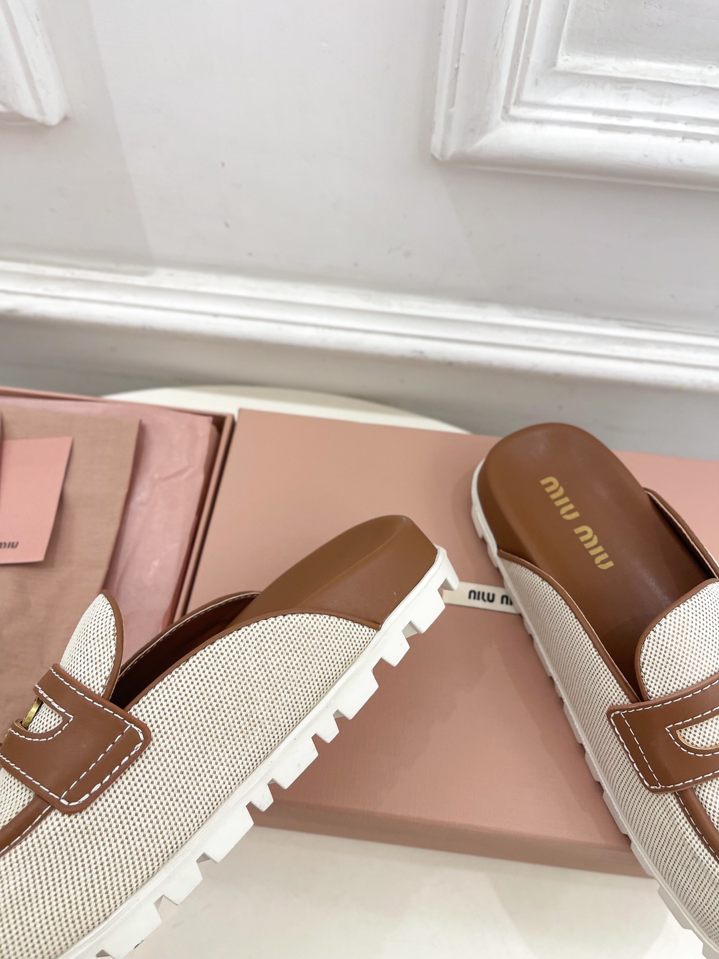 Miu Miu | 缪缪  25𝐬𝐬

🖤2025春夏新品   专柜主打最新走秀款 娃娃头金币穆勒半拖鞋