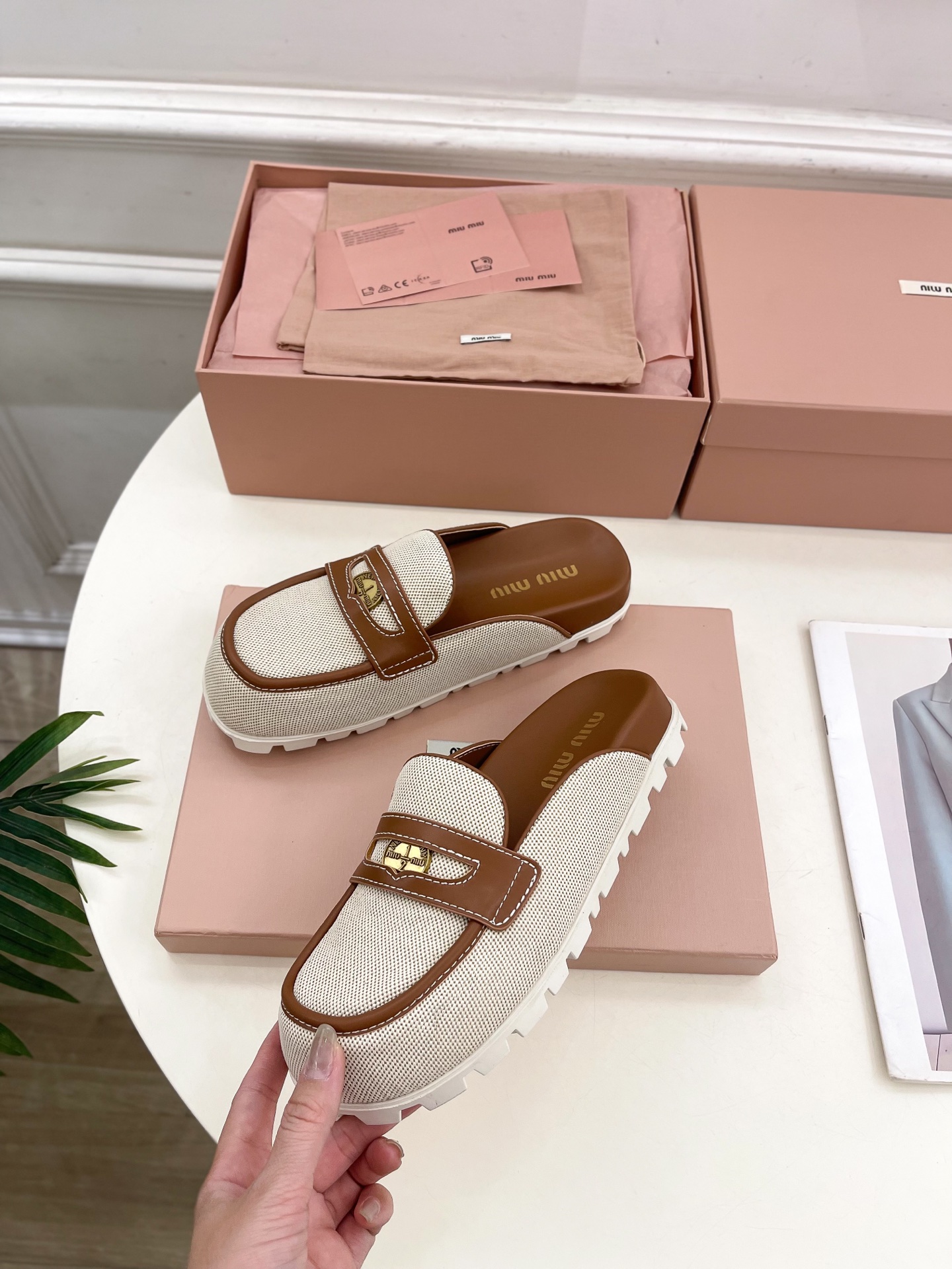 Miu Miu | 缪缪  25𝐬𝐬

🖤2025春夏新品   专柜主打最新走秀款 娃娃头金币穆勒半拖鞋