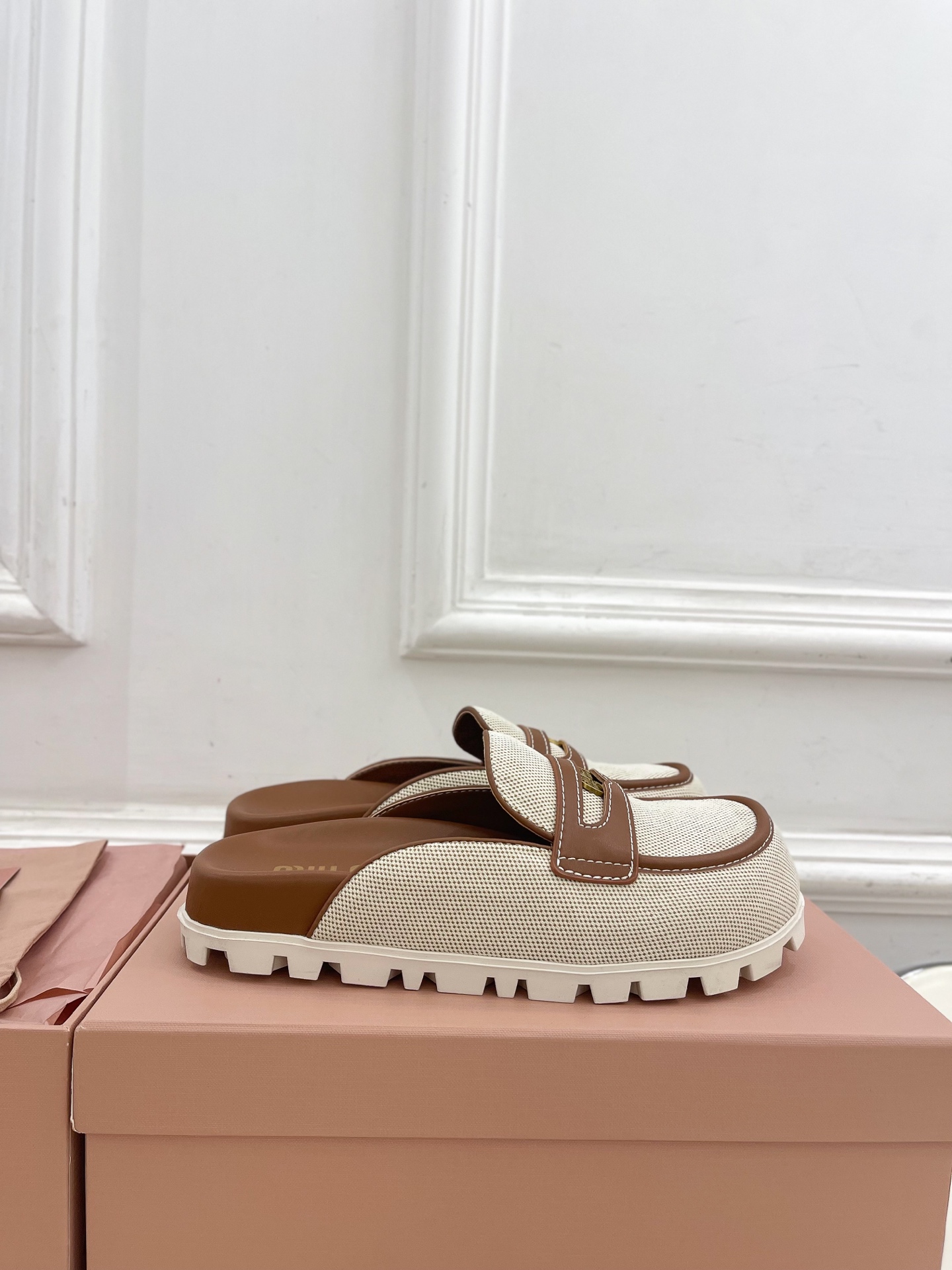 Miu Miu | 缪缪  25𝐬𝐬

🖤2025春夏新品   专柜主打最新走秀款 娃娃头金币穆勒半拖鞋