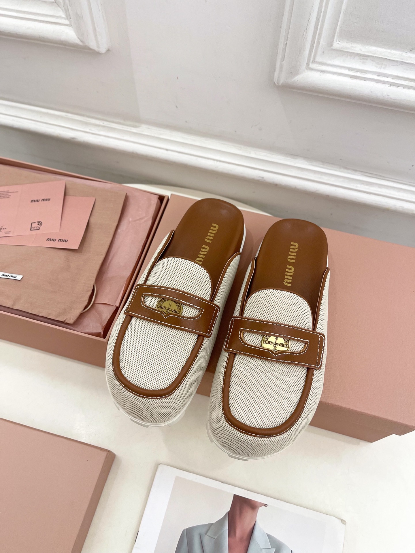 Miu Miu | 缪缪  25𝐬𝐬

🖤2025春夏新品   专柜主打最新走秀款 娃娃头金币穆勒半拖鞋