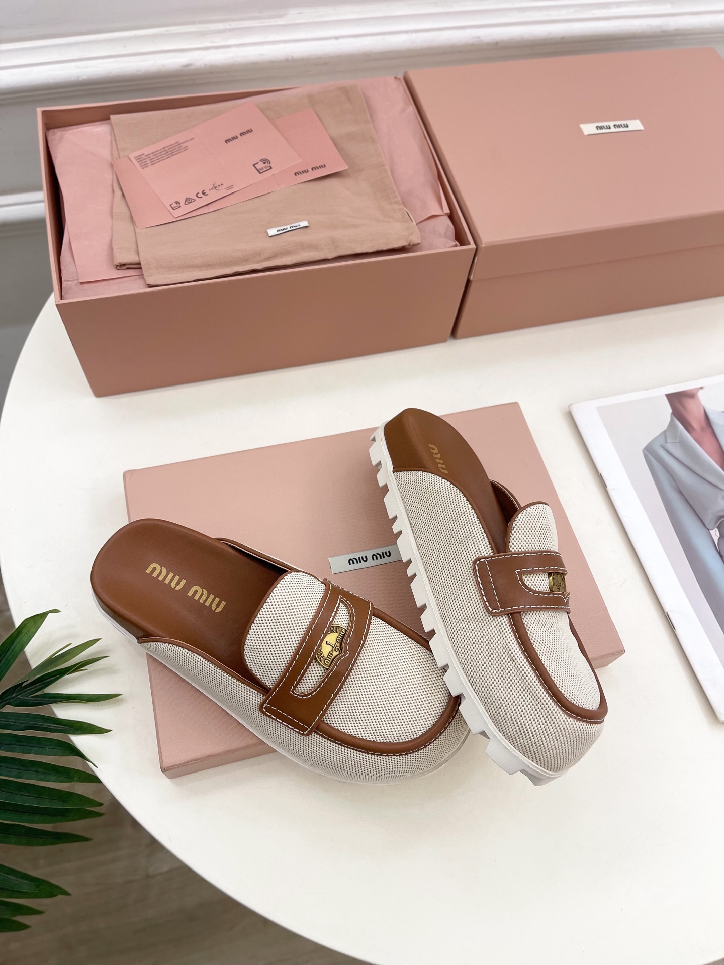 Miu Miu | 缪缪  25𝐬𝐬

🖤2025春夏新品   专柜主打最新走秀款 娃娃头金币穆勒半拖鞋