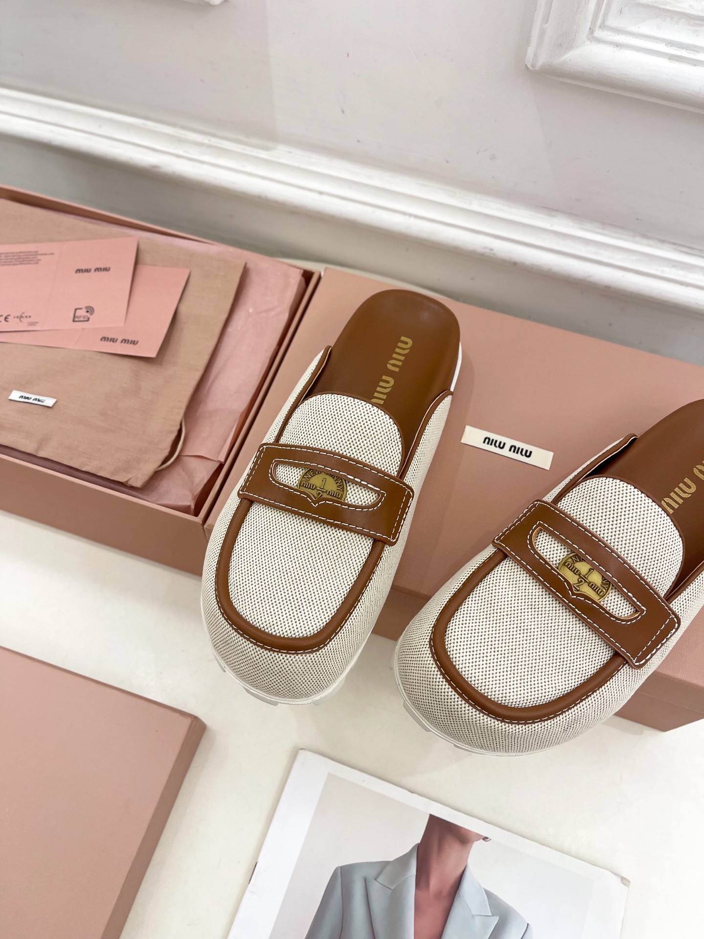 Miu Miu | 缪缪  25𝐬𝐬

🖤2025春夏新品   专柜主打最新走秀款 娃娃头金币穆勒半拖鞋