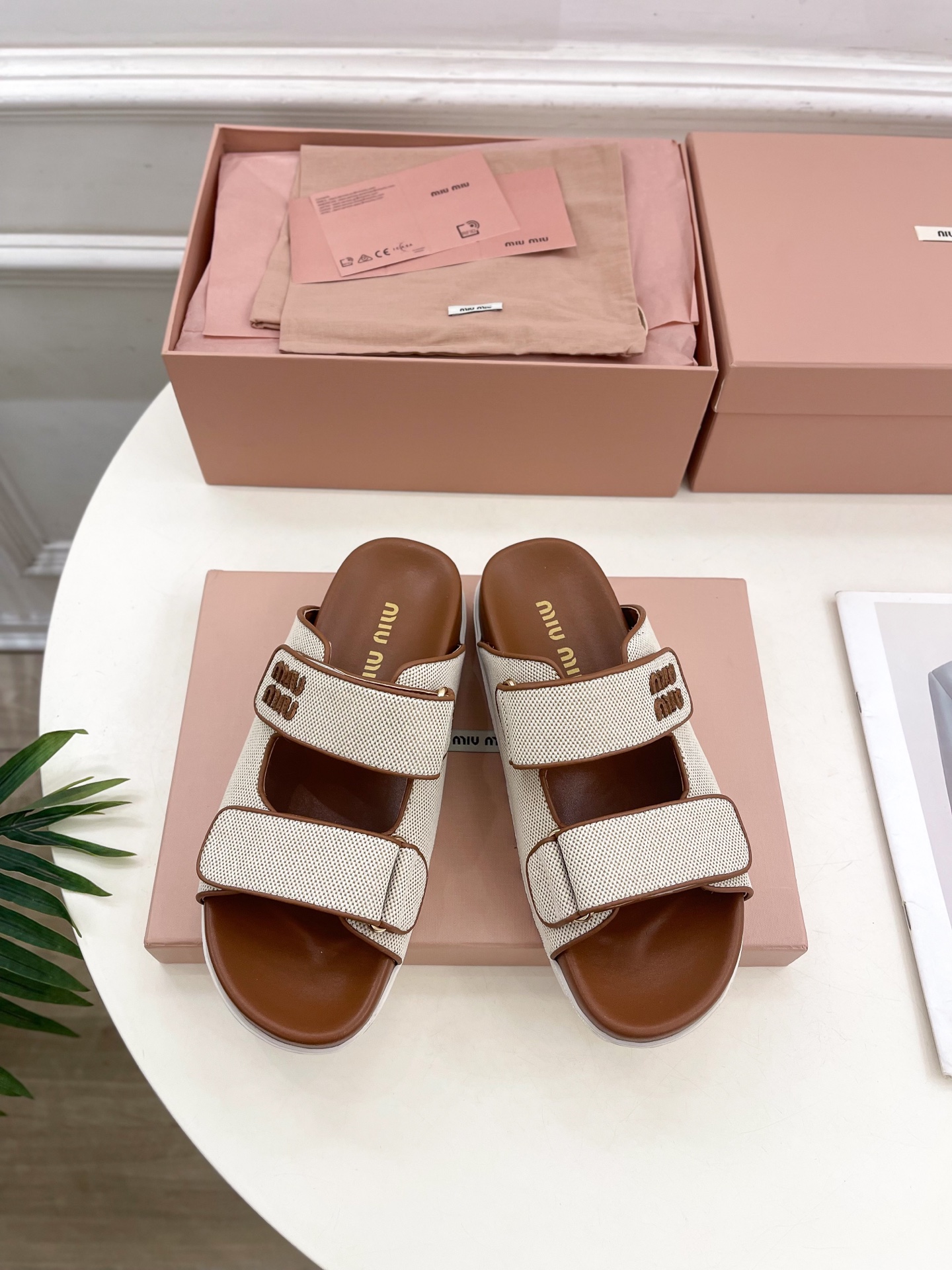 Miu Miu | 缪缪  25𝐬𝐬

🖤2025春夏新品   专柜主打最新走秀款 字母微标魔术贴沙滩拖