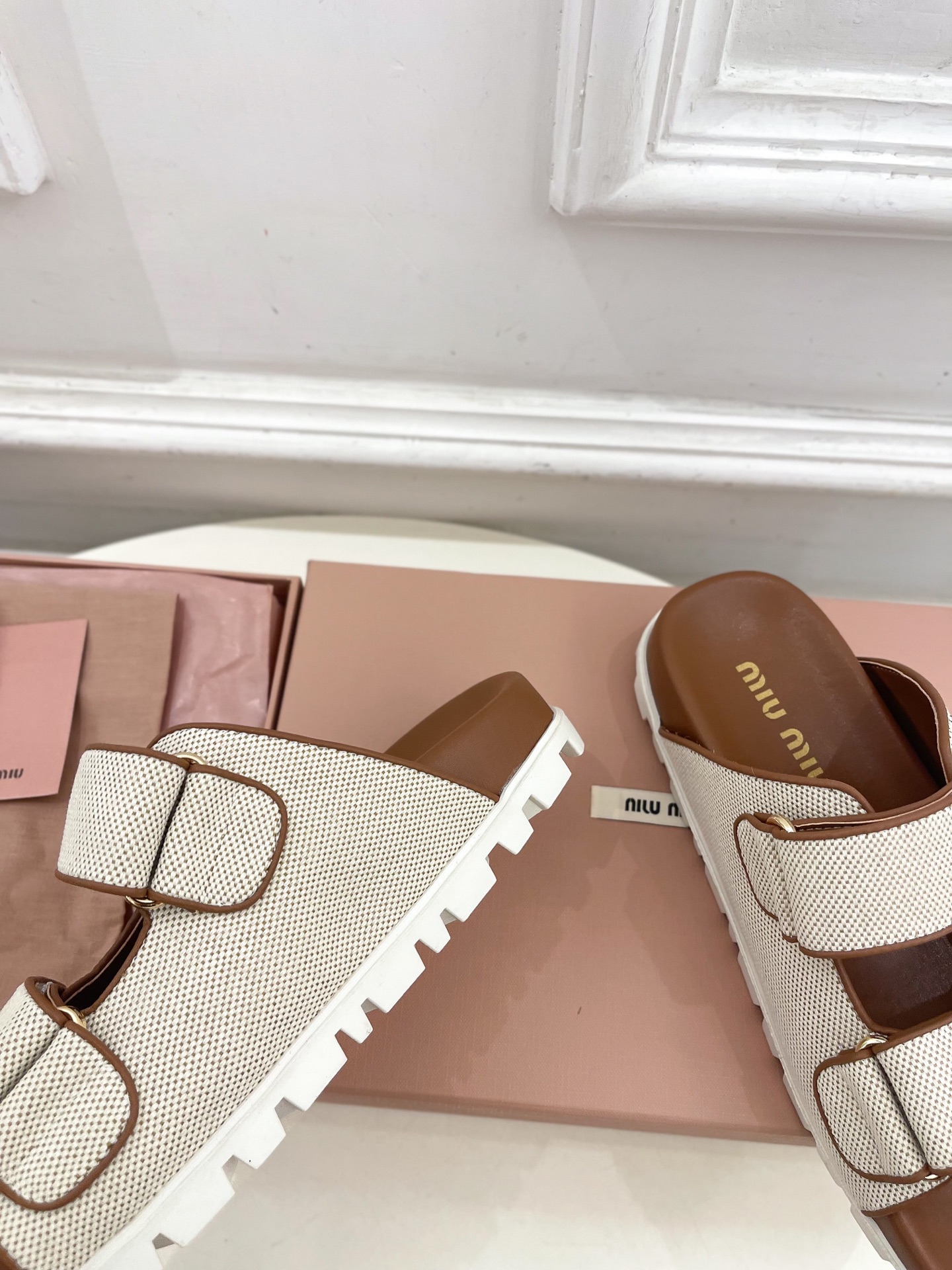Miu Miu | 缪缪  25𝐬𝐬

🖤2025春夏新品   专柜主打最新走秀款 字母微标魔术贴沙滩拖