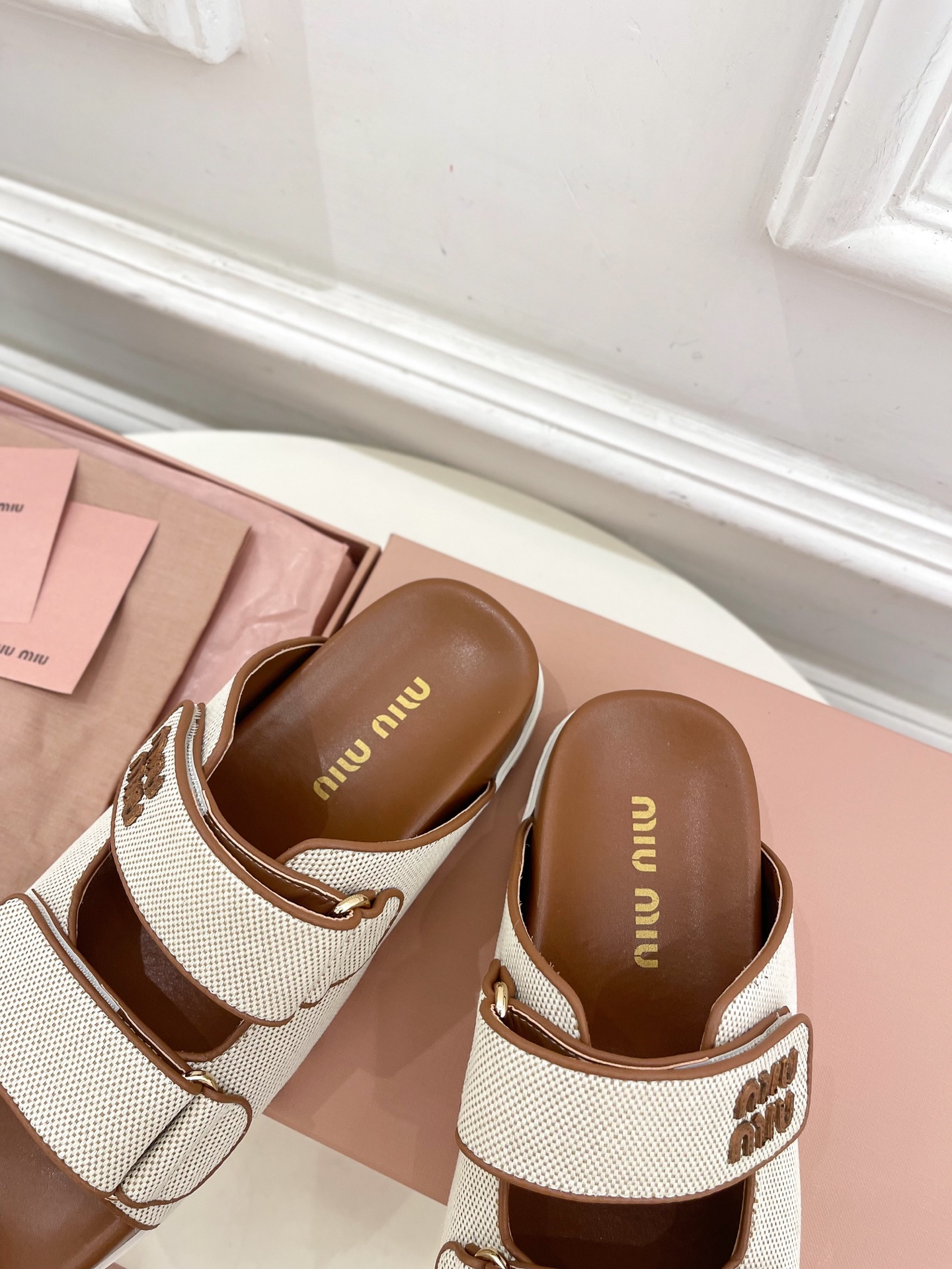Miu Miu | 缪缪  25𝐬𝐬

🖤2025春夏新品   专柜主打最新走秀款 字母微标魔术贴沙滩拖