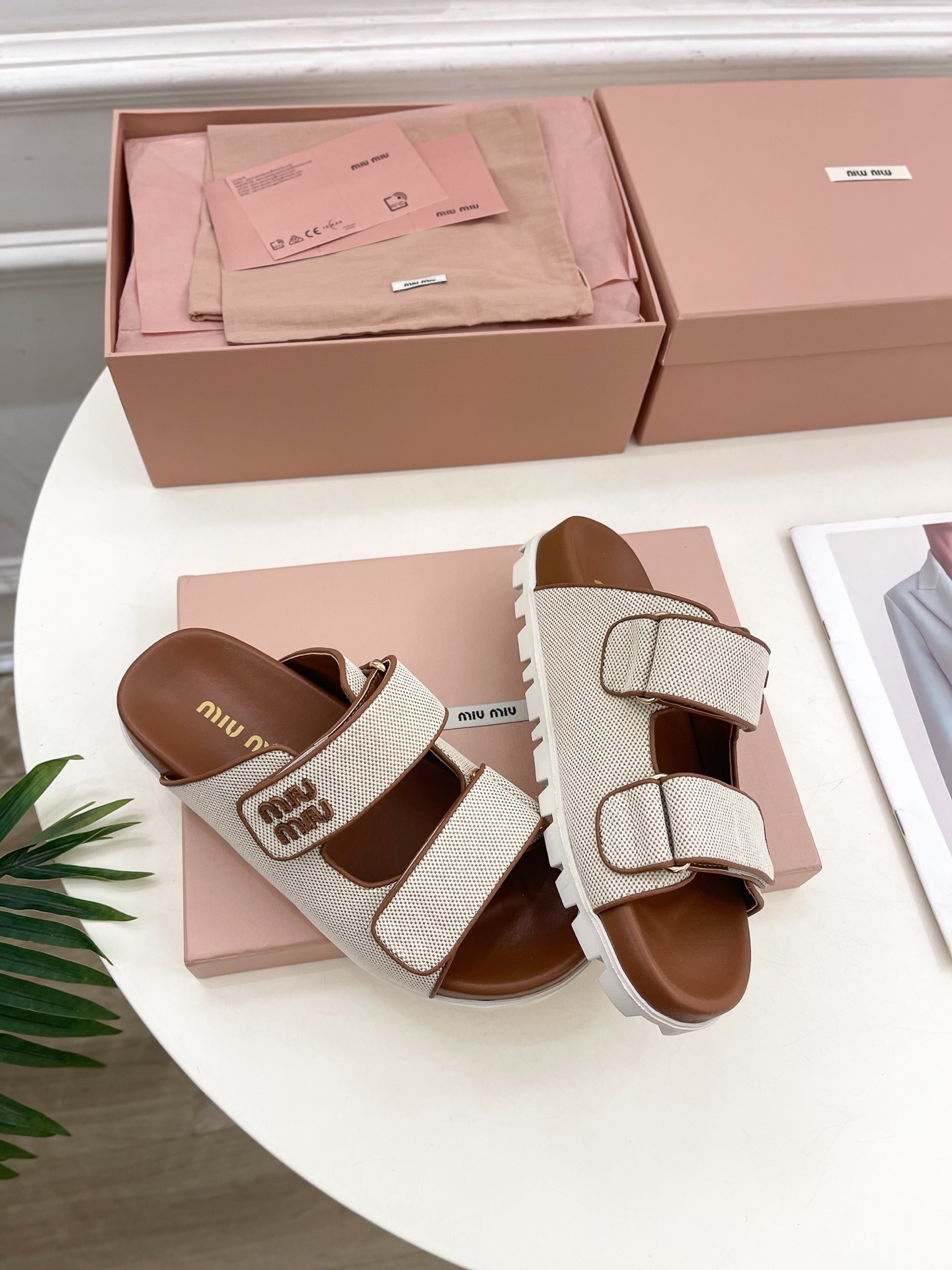 Miu Miu | 缪缪  25𝐬𝐬

🖤2025春夏新品   专柜主打最新走秀款 字母微标魔术贴沙滩拖