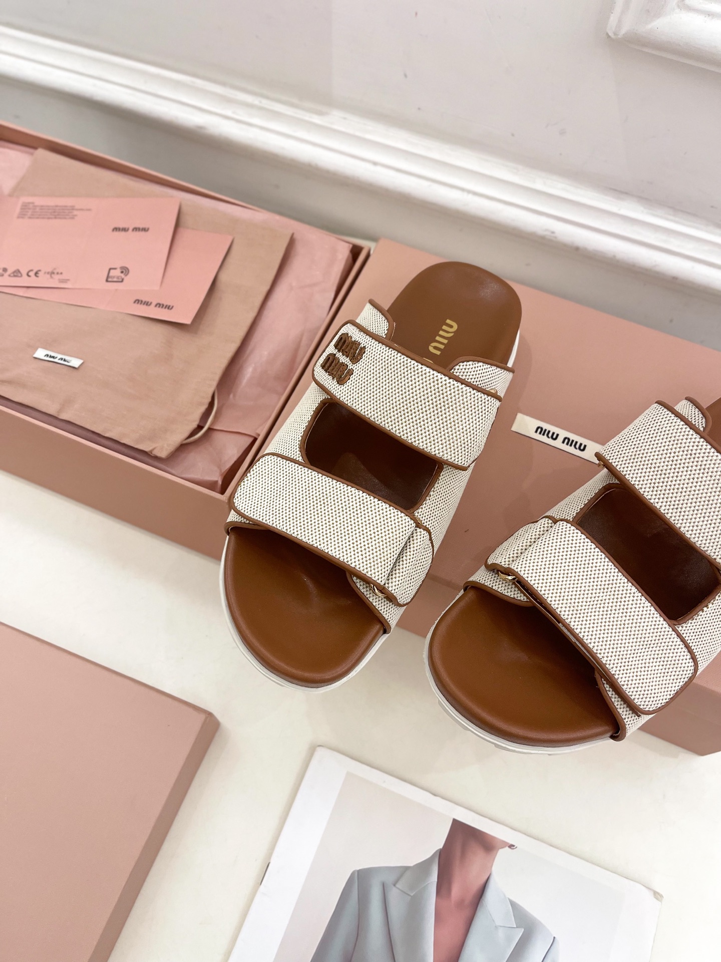 Miu Miu | 缪缪  25𝐬𝐬

🖤2025春夏新品   专柜主打最新走秀款 字母微标魔术贴沙滩拖