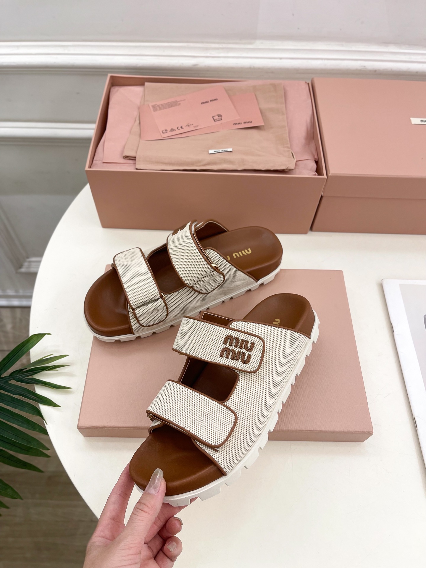 Miu Miu | 缪缪  25𝐬𝐬

🖤2025春夏新品   专柜主打最新走秀款 字母微标魔术贴沙滩拖