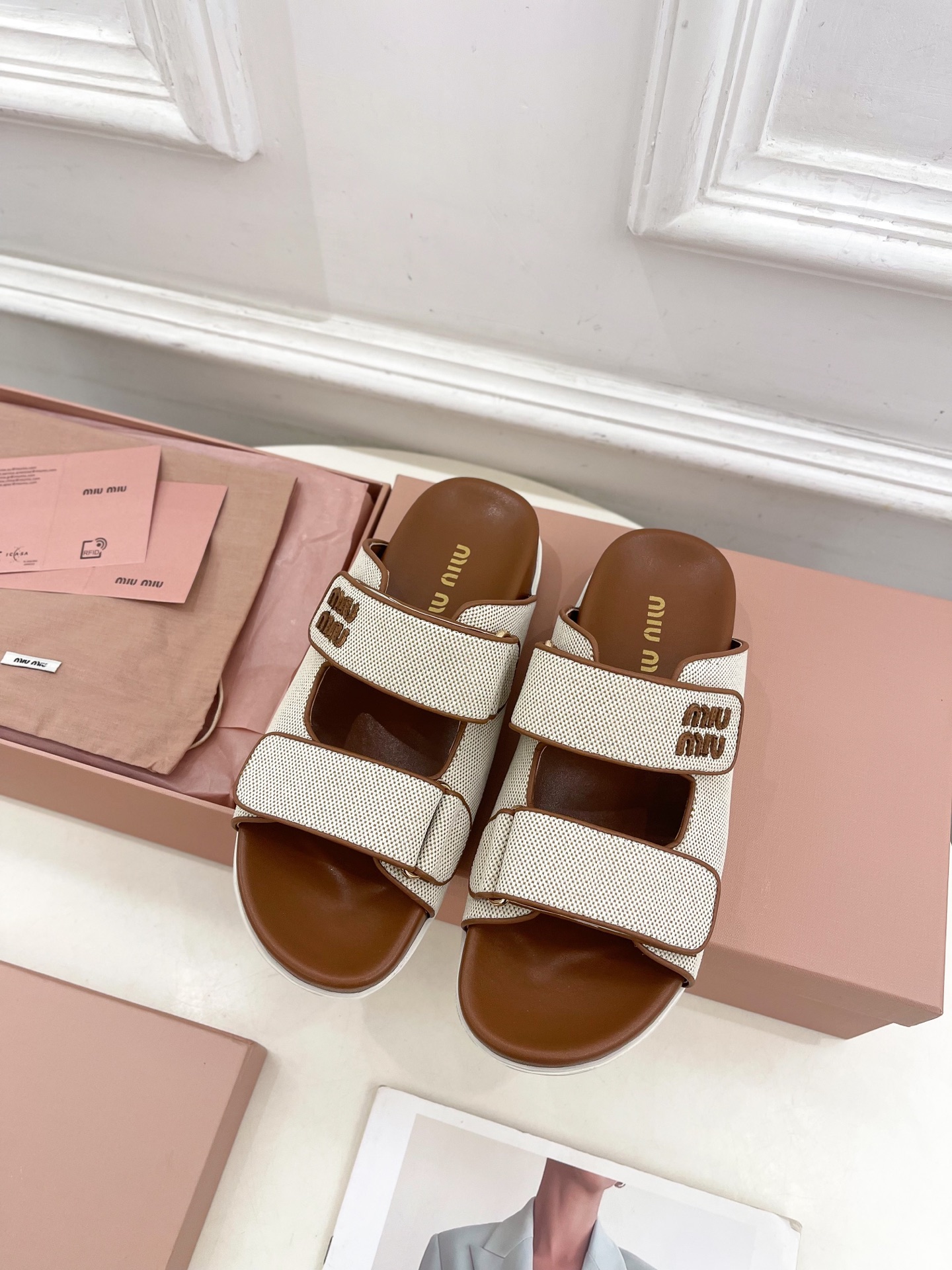 Miu Miu | 缪缪  25𝐬𝐬

🖤2025春夏新品   专柜主打最新走秀款 字母微标魔术贴沙滩拖