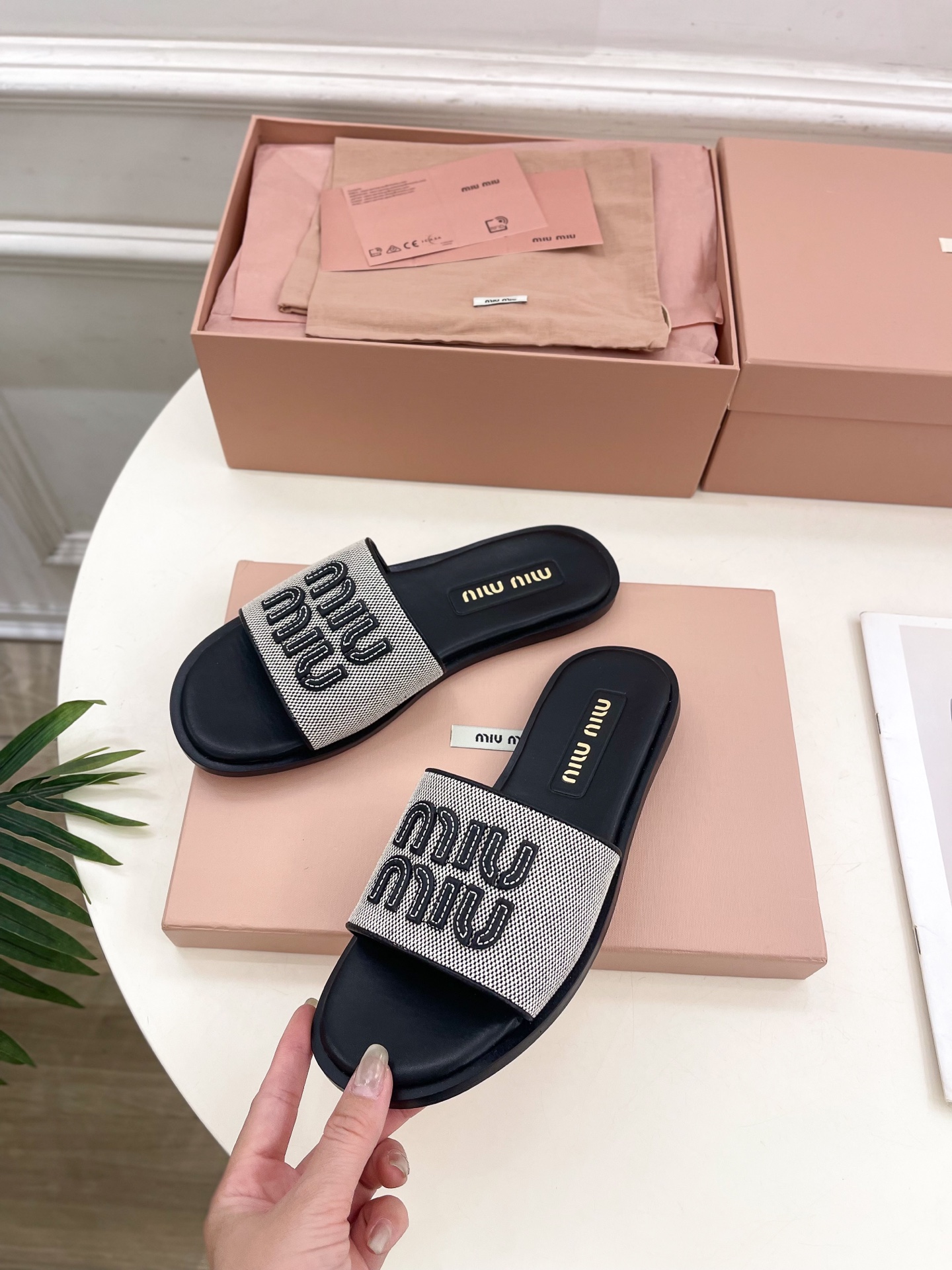 Miu Miu | 缪缪  25𝐬𝐬

🖤2025春夏新品   专柜主打最新走秀款 字母微标织物平底拖鞋
