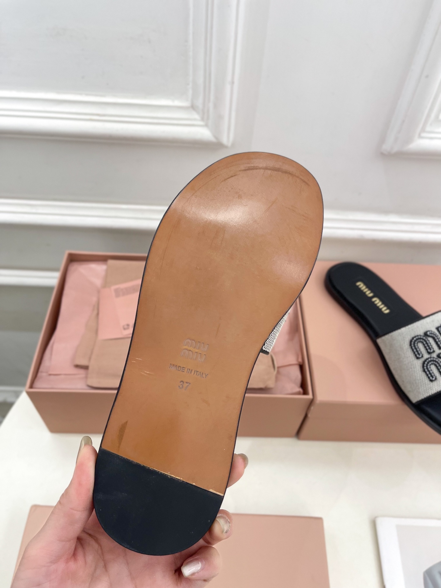 Miu Miu | 缪缪  25𝐬𝐬

🖤2025春夏新品   专柜主打最新走秀款 字母微标织物平底拖鞋