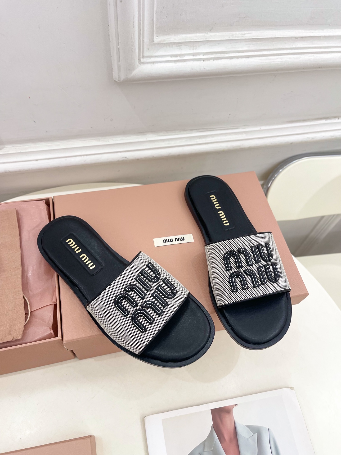 Miu Miu | 缪缪  25𝐬𝐬

🖤2025春夏新品   专柜主打最新走秀款 字母微标织物平底拖鞋