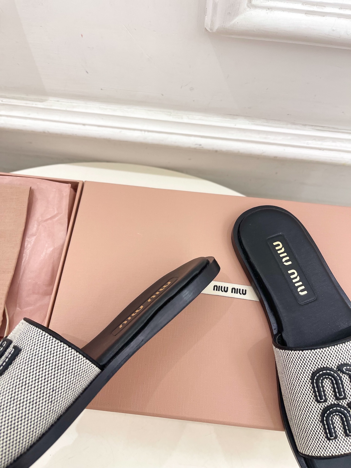 Miu Miu | 缪缪  25𝐬𝐬

🖤2025春夏新品   专柜主打最新走秀款 字母微标织物平底拖鞋