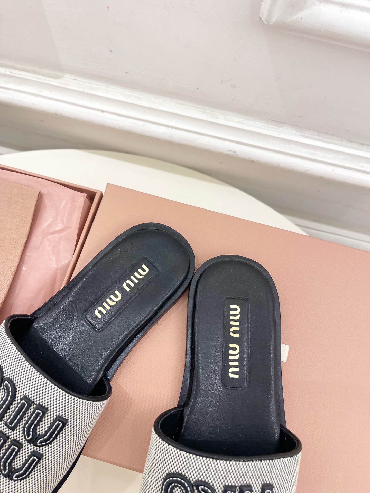 Miu Miu | 缪缪  25𝐬𝐬

🖤2025春夏新品   专柜主打最新走秀款 字母微标织物平底拖鞋