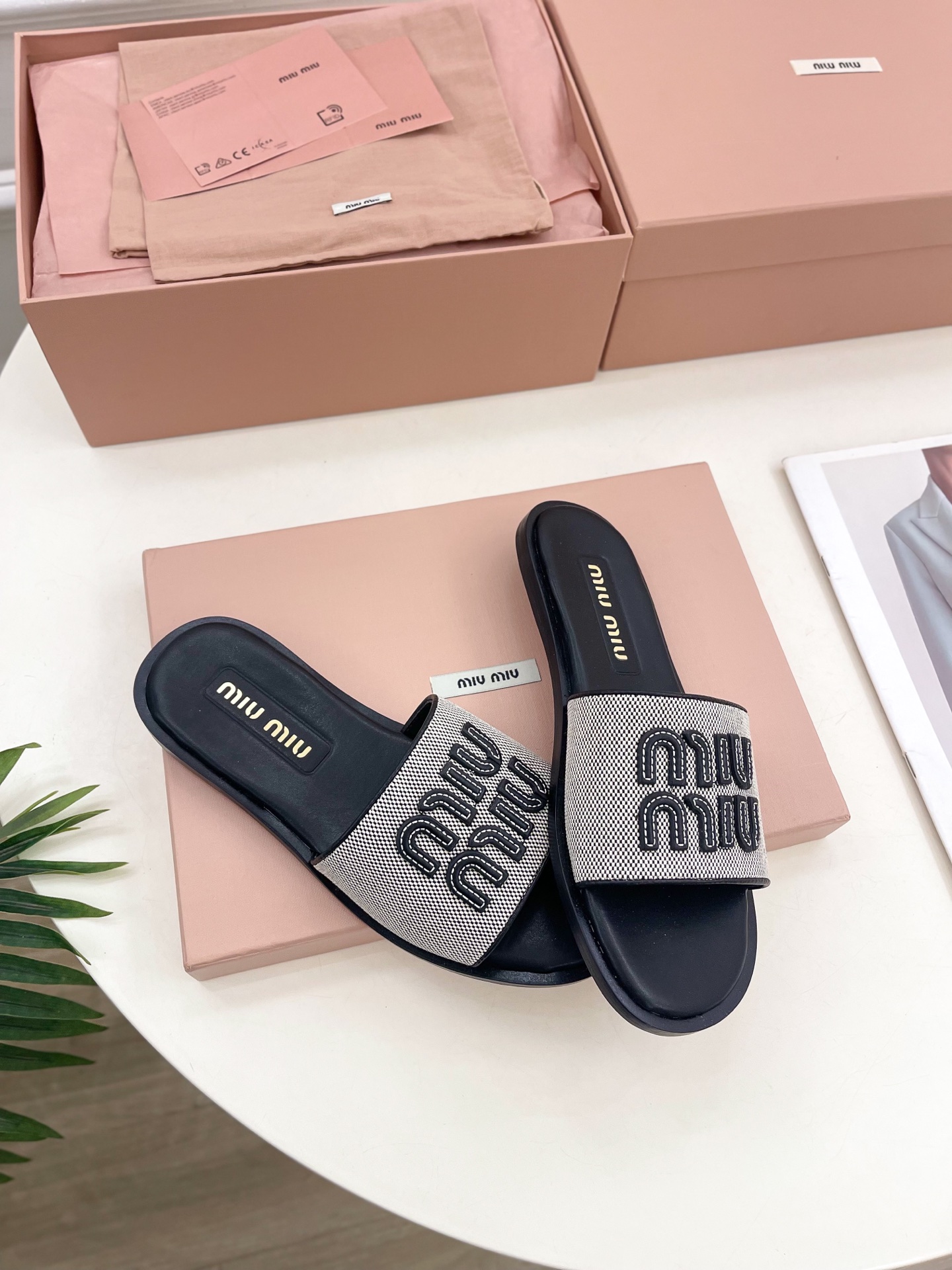 Miu Miu | 缪缪  25𝐬𝐬

🖤2025春夏新品   专柜主打最新走秀款 字母微标织物平底拖鞋
