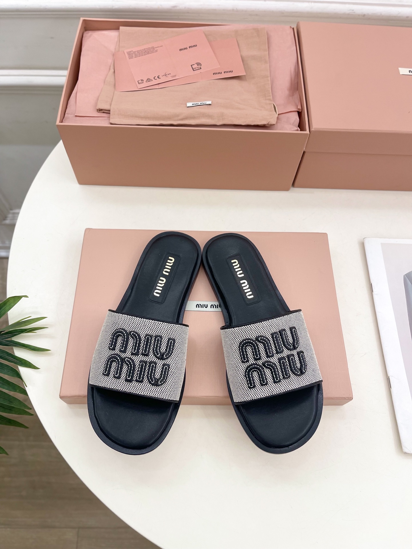 Miu Miu | 缪缪  25𝐬𝐬

🖤2025春夏新品   专柜主打最新走秀款 字母微标织物平底拖鞋