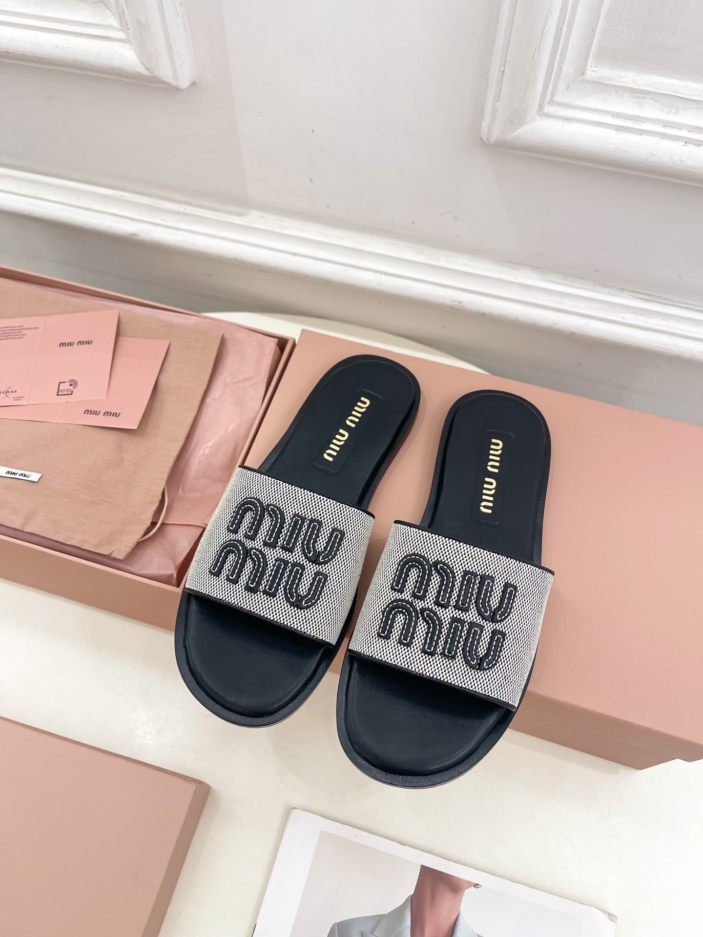 Miu Miu | 缪缪  25𝐬𝐬

🖤2025春夏新品   专柜主打最新走秀款 字母微标织物平底拖鞋