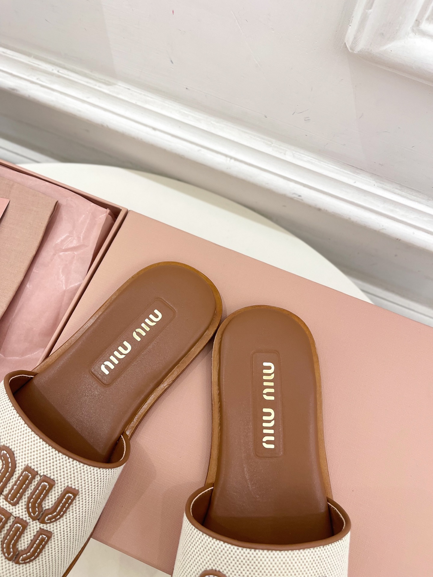 Miu Miu | 缪缪  25𝐬𝐬

🖤2025春夏新品   专柜主打最新走秀款 字母微标织物平底拖鞋