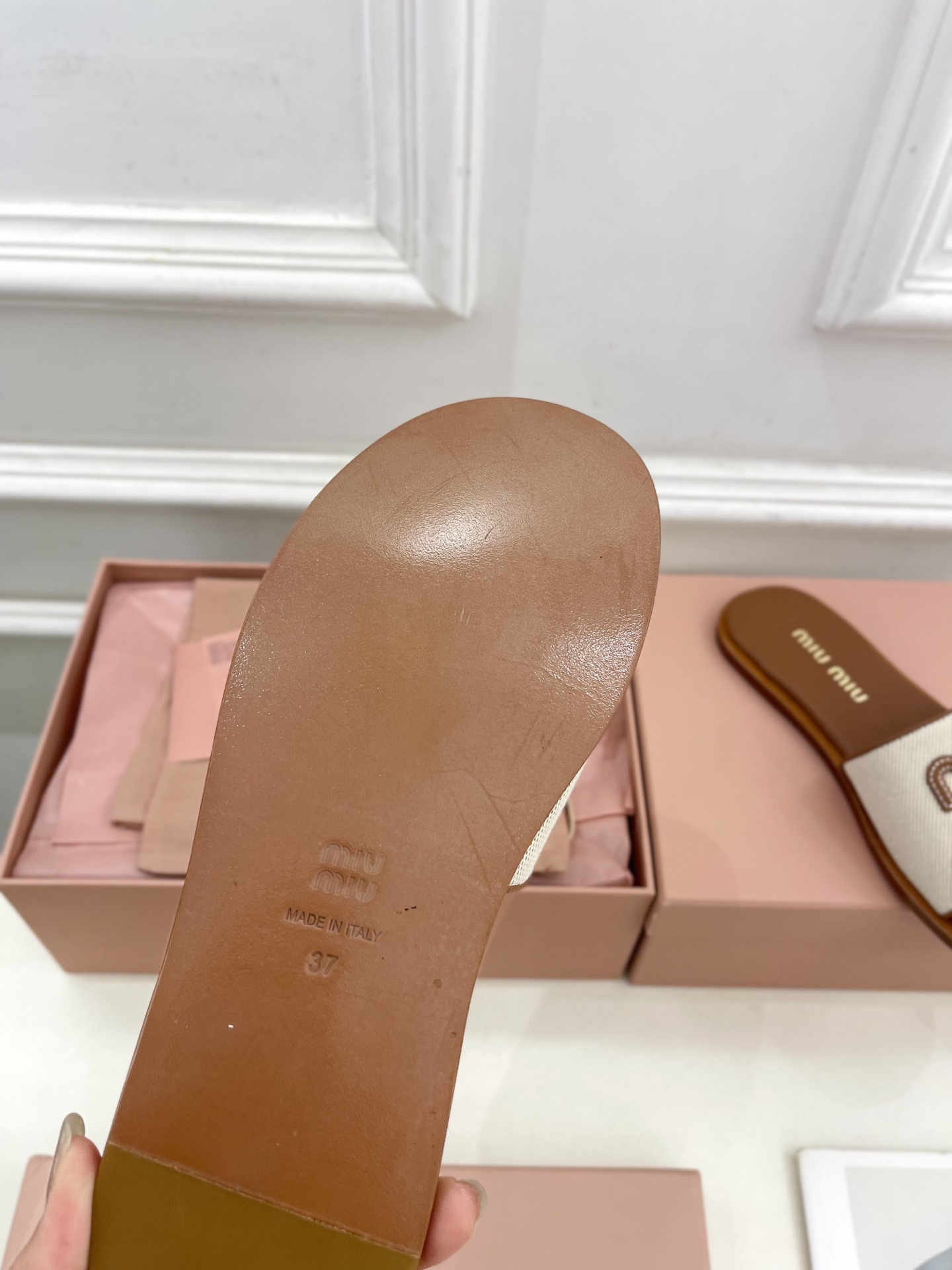 Miu Miu | 缪缪  25𝐬𝐬

🖤2025春夏新品   专柜主打最新走秀款 字母微标织物平底拖鞋