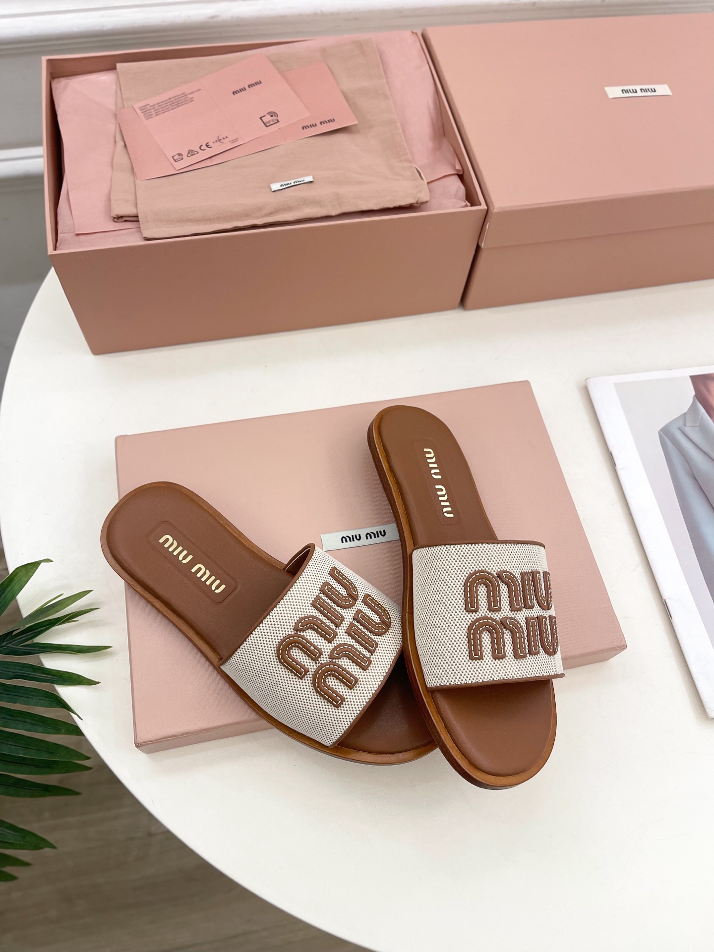 Miu Miu | 缪缪  25𝐬𝐬

🖤2025春夏新品   专柜主打最新走秀款 字母微标织物平底拖鞋