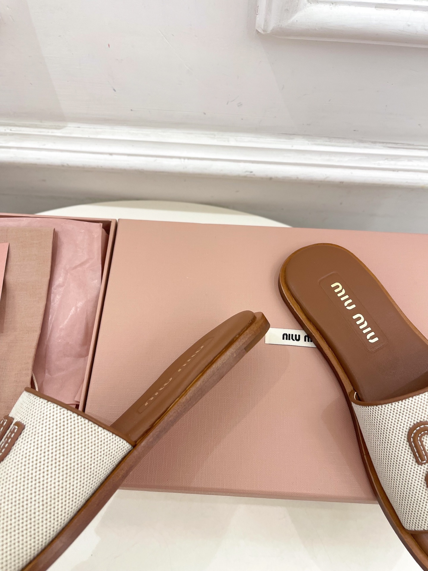 Miu Miu | 缪缪  25𝐬𝐬

🖤2025春夏新品   专柜主打最新走秀款 字母微标织物平底拖鞋